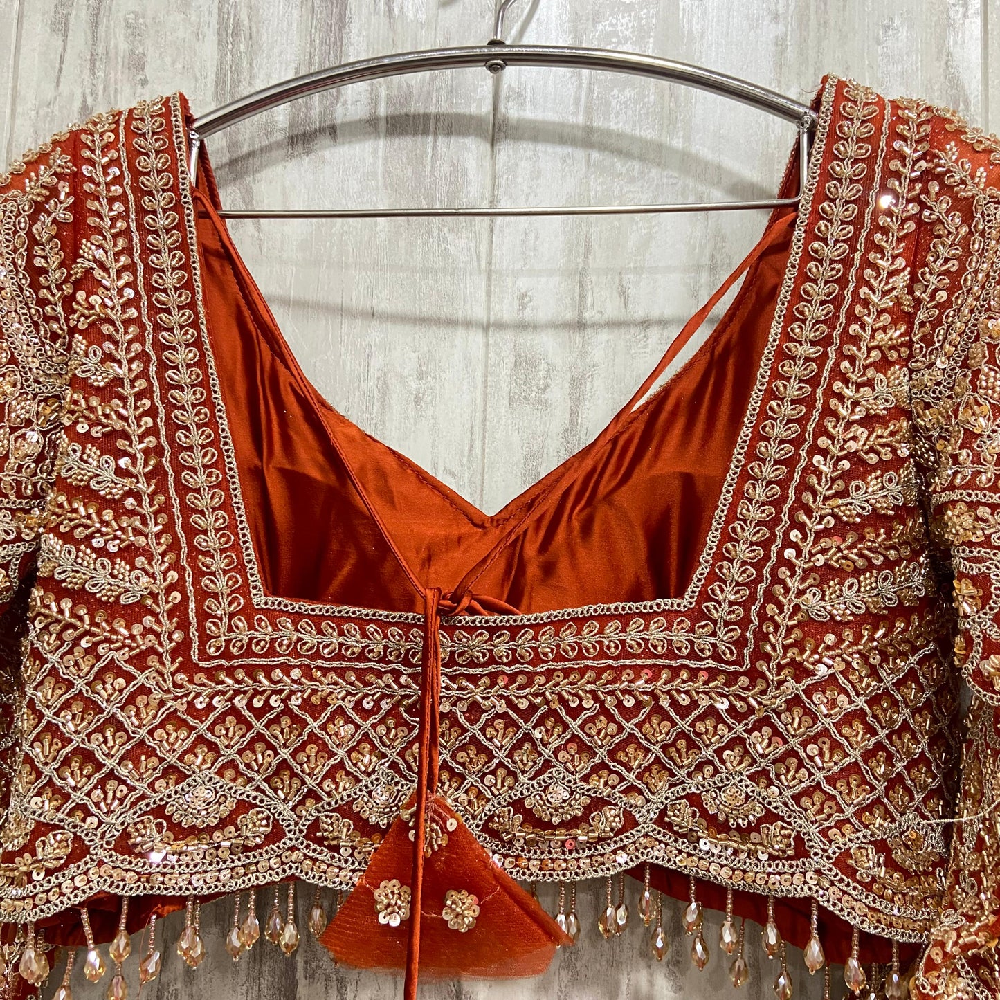 Atractivo top corto tipo lehenga con efecto espejo en color melocotón óxido dorado