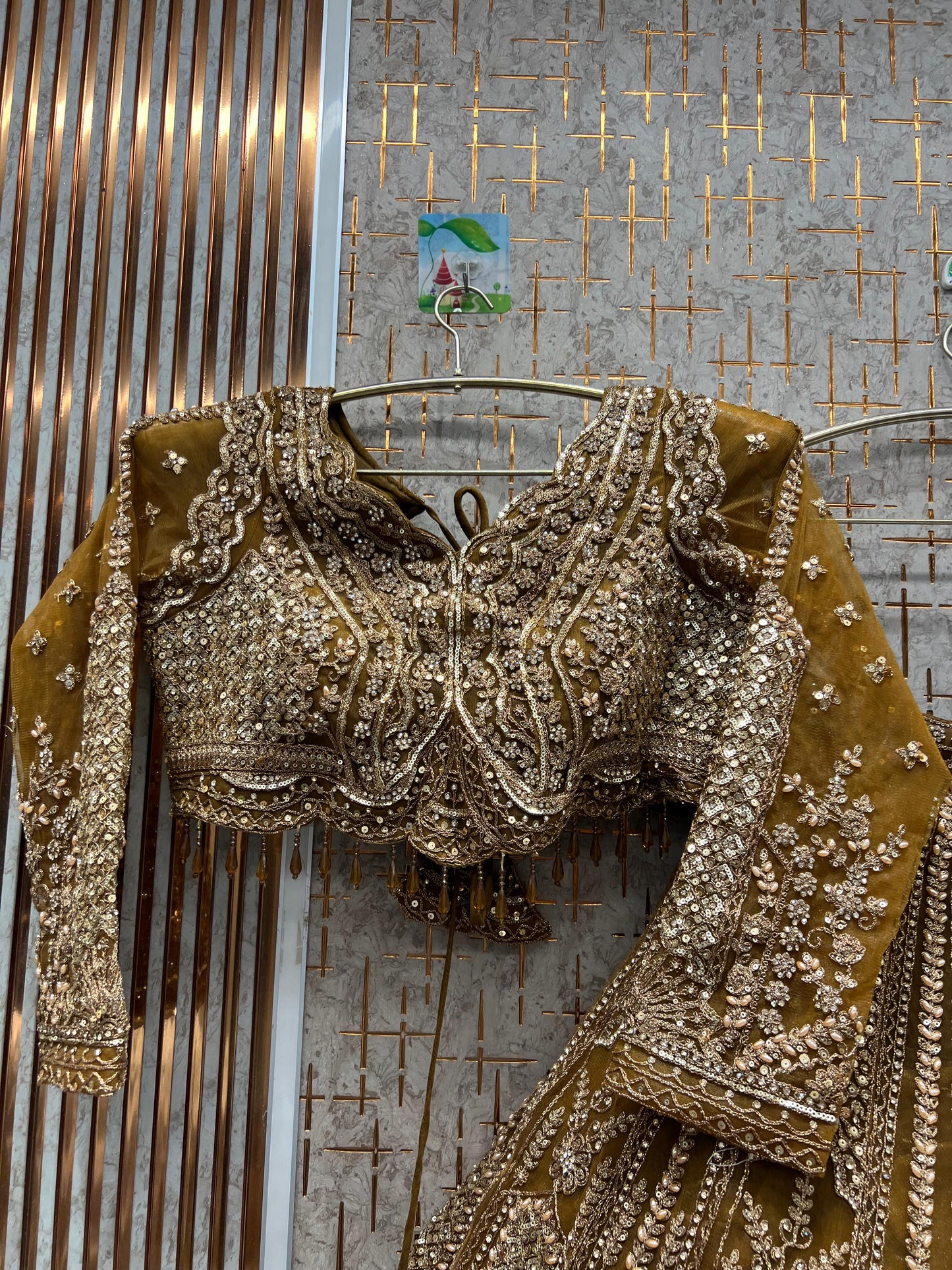 Lehenga color mostaza real con top corto dorado.