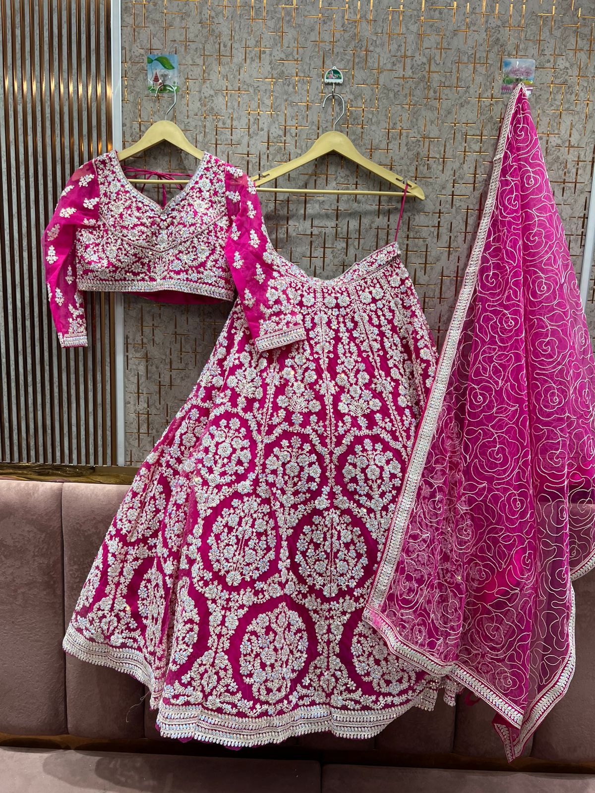 Lehenga azul cielo con top corto muy atractiva.