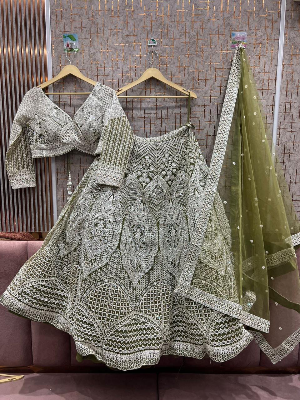 Lehenga con top corto verde, algo diferente.