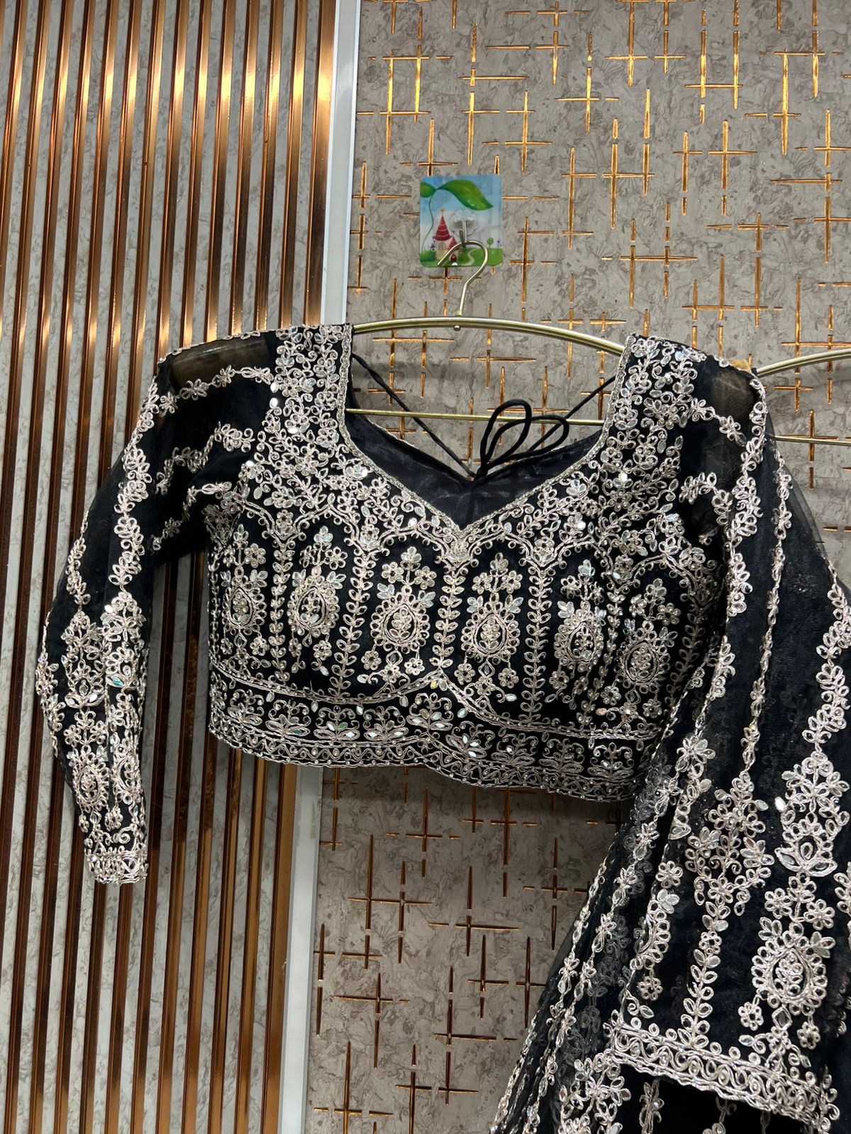 Precioso conjunto de falda y top corto color azul cielo.