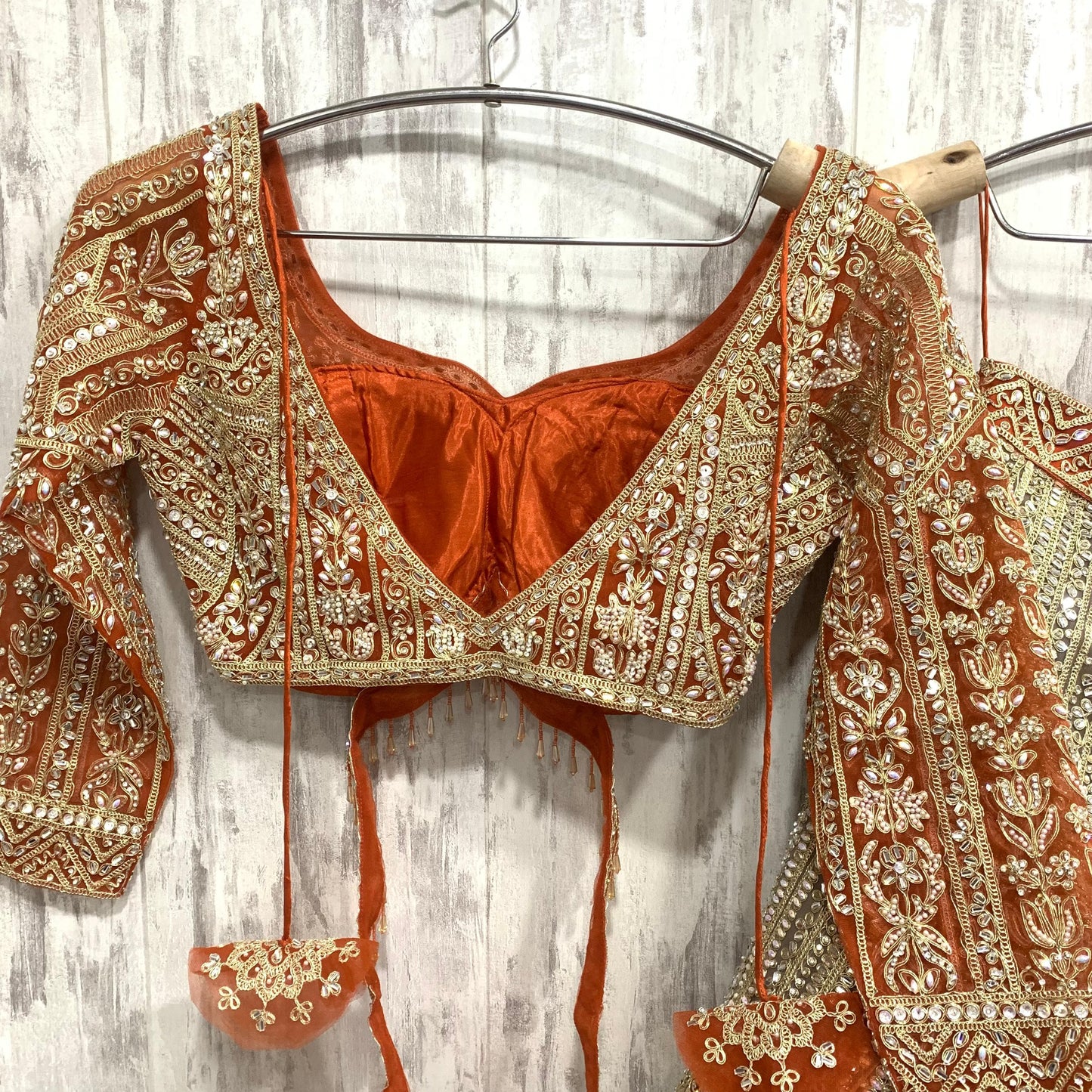 आकर्षक नारंगी हरा मेहंदी स्पेशल क्रॉप टॉप लहंगा