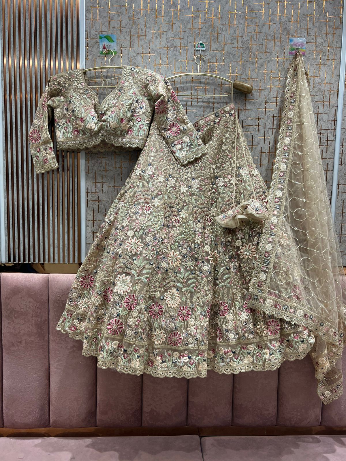 Impresionante conjunto de top corto y falda Lehenga color lavanda.