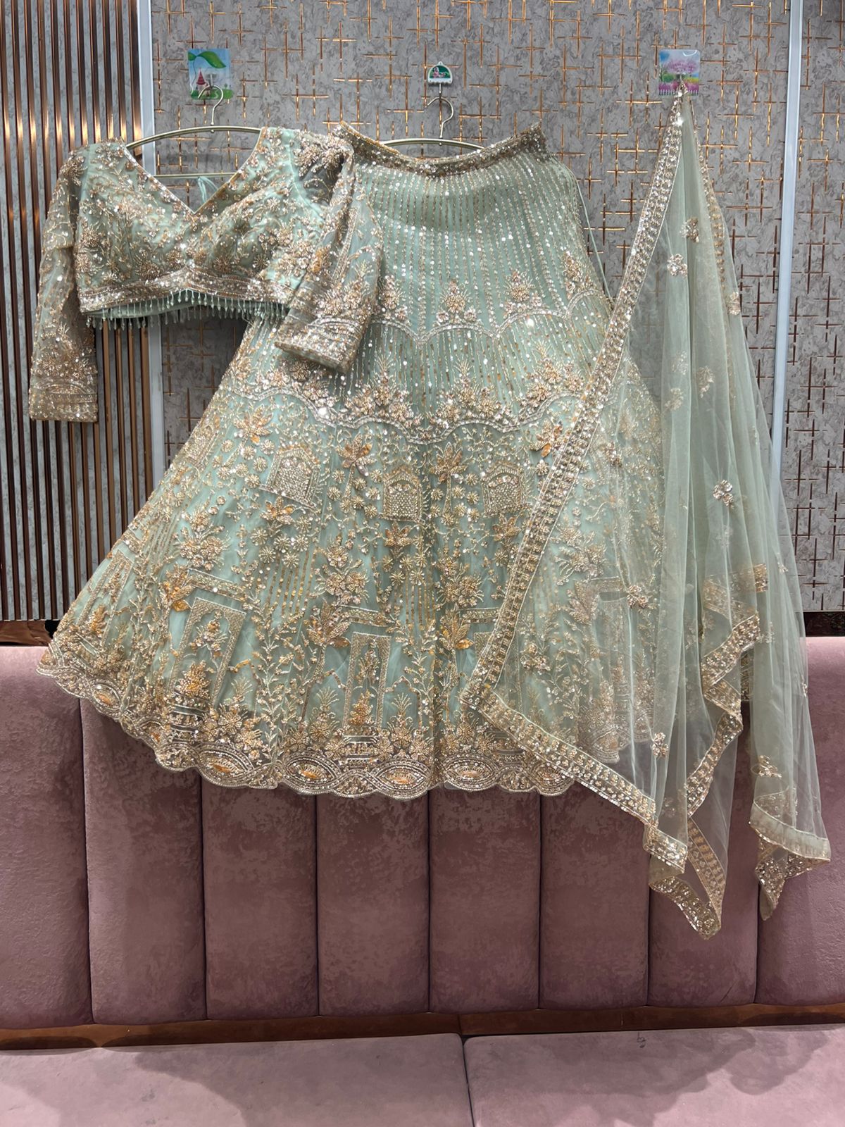 Lehenga de top corto azul marino Majestic de 12 kali.