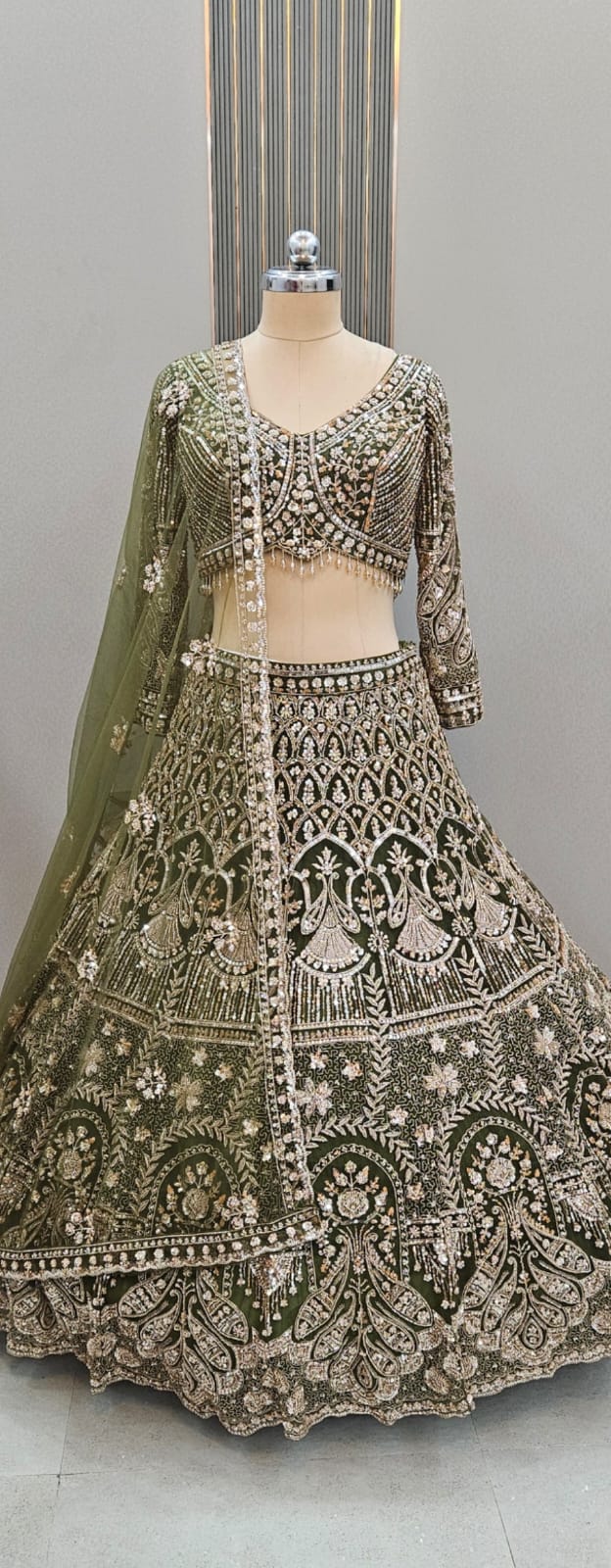 Impresionante Lehenga azul marino con top corto.