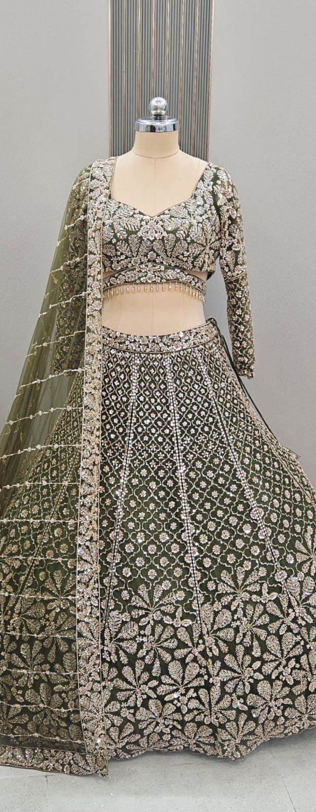 Impresionante Lehenga color azul cielo con top corto.