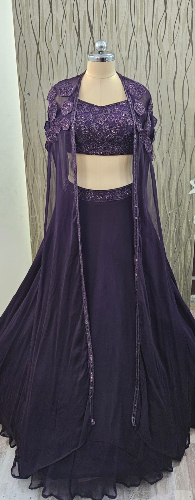 Conjunto de top corto y falda lehenga en un bonito color azul oscuro.