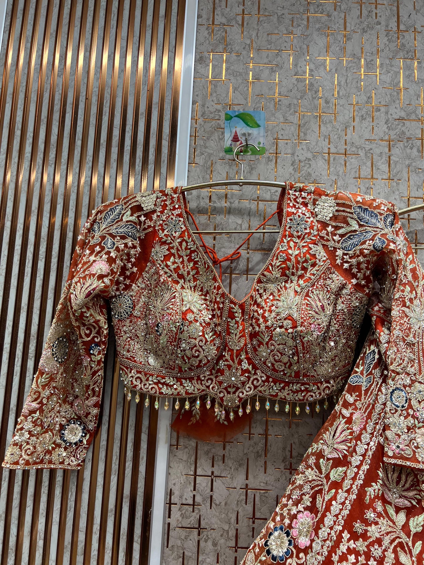 Lehenga con top corto floral azul cielo, muy favorecedor.