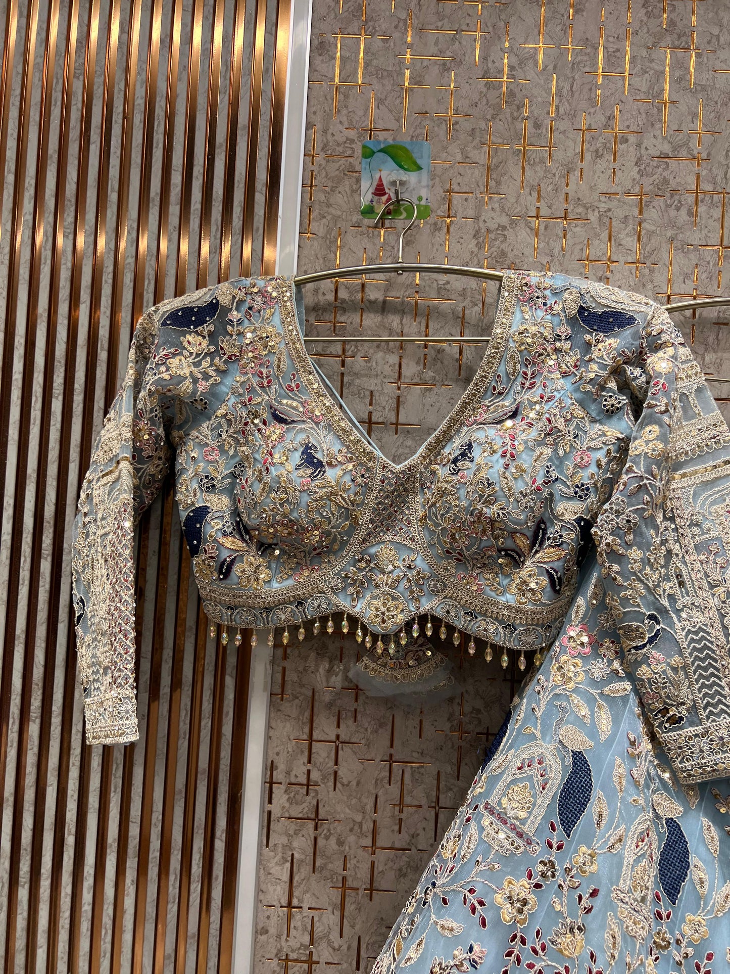 Impresionante Lehenga con top corto color melocotón y diseño de pavo real.