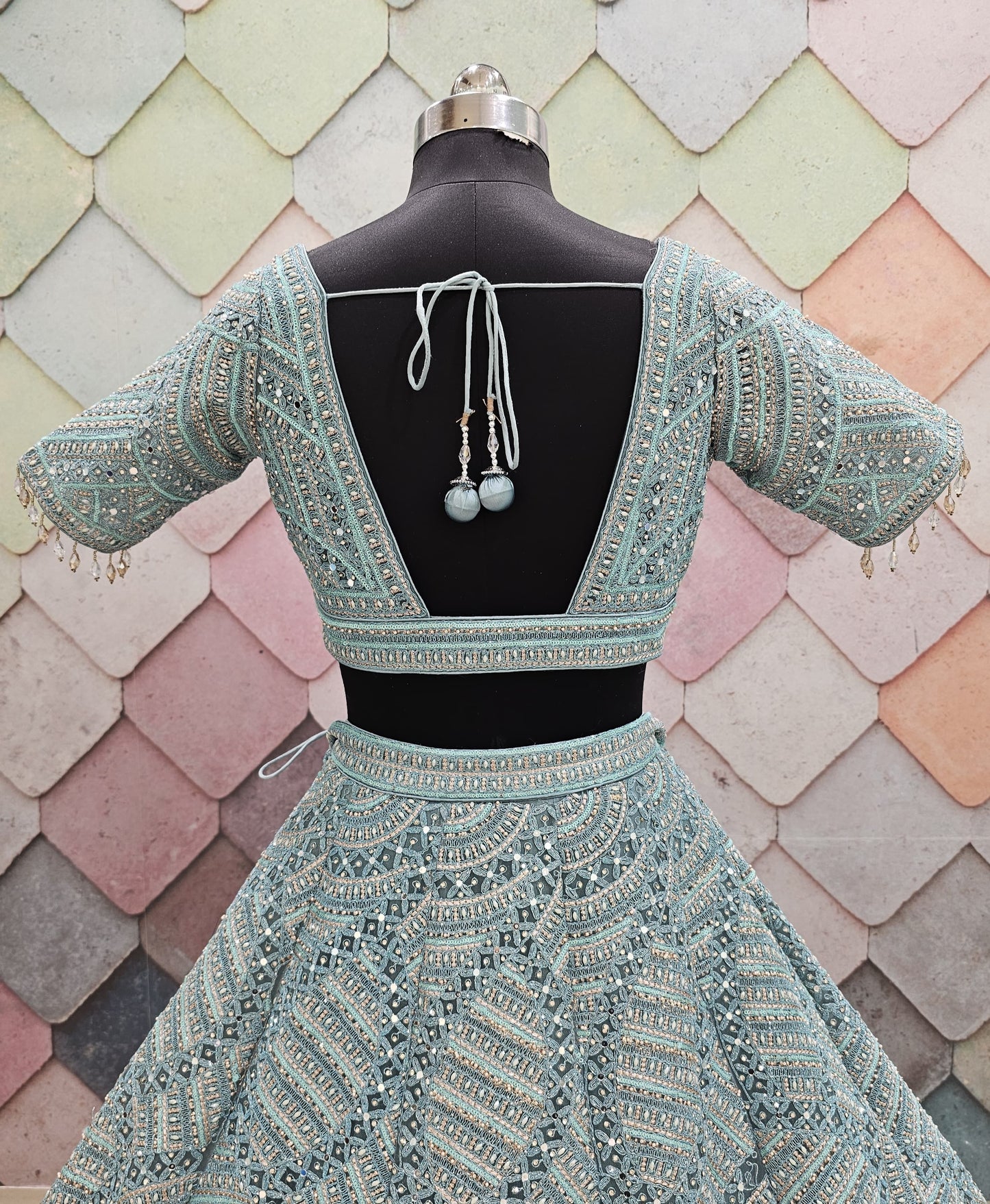 Encantador top corto de lehenga en red con jaal completo en azul cielo y verde mar.