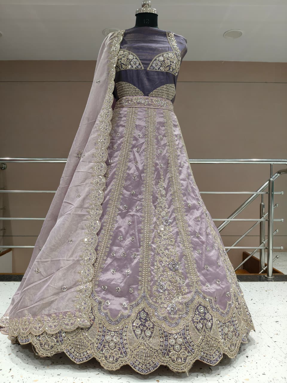 Encantador Lehenga blanco y azul cielo.