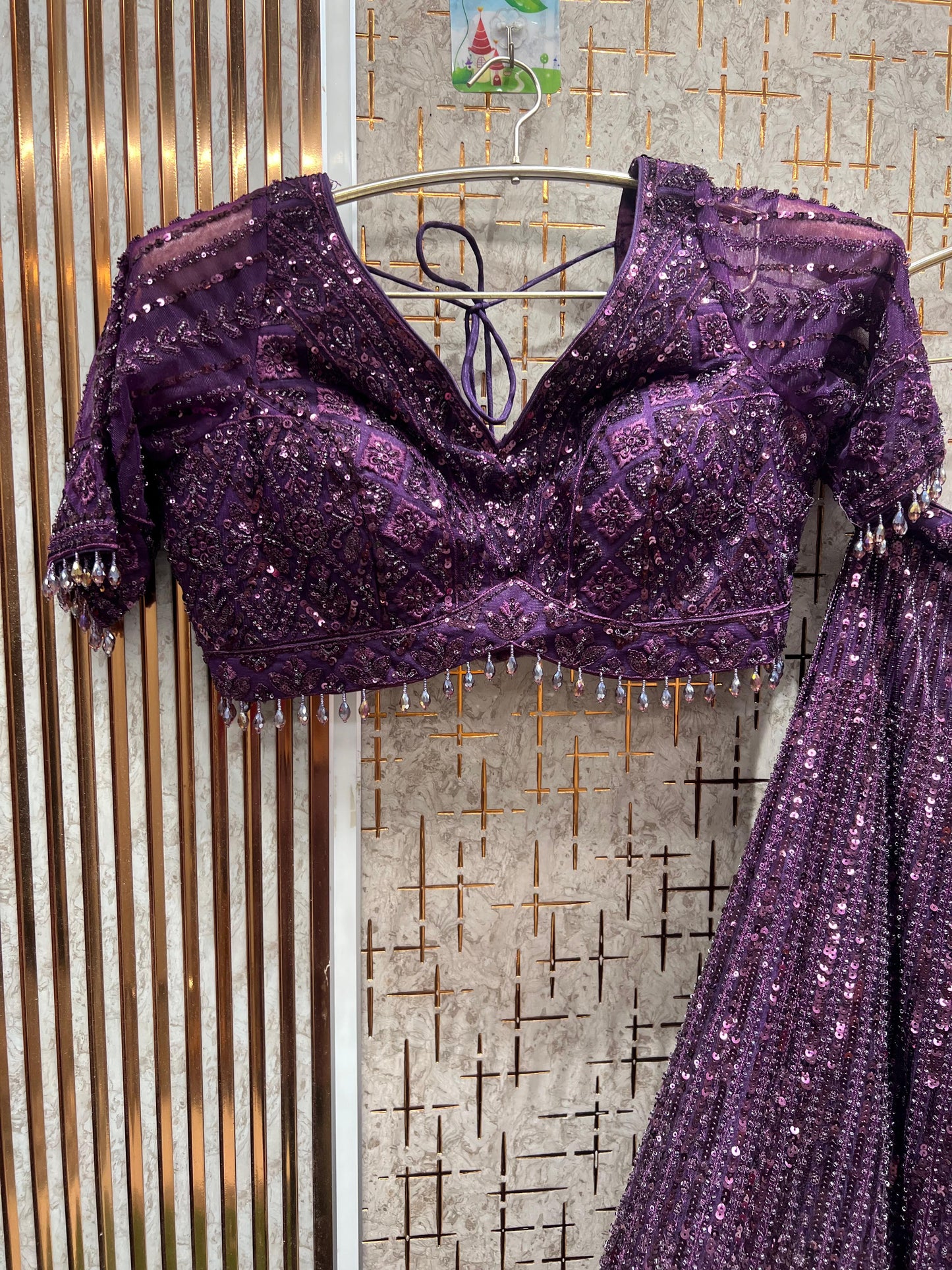 Precioso top corto y Lehenga monocromáticos dorados sobre dorado.