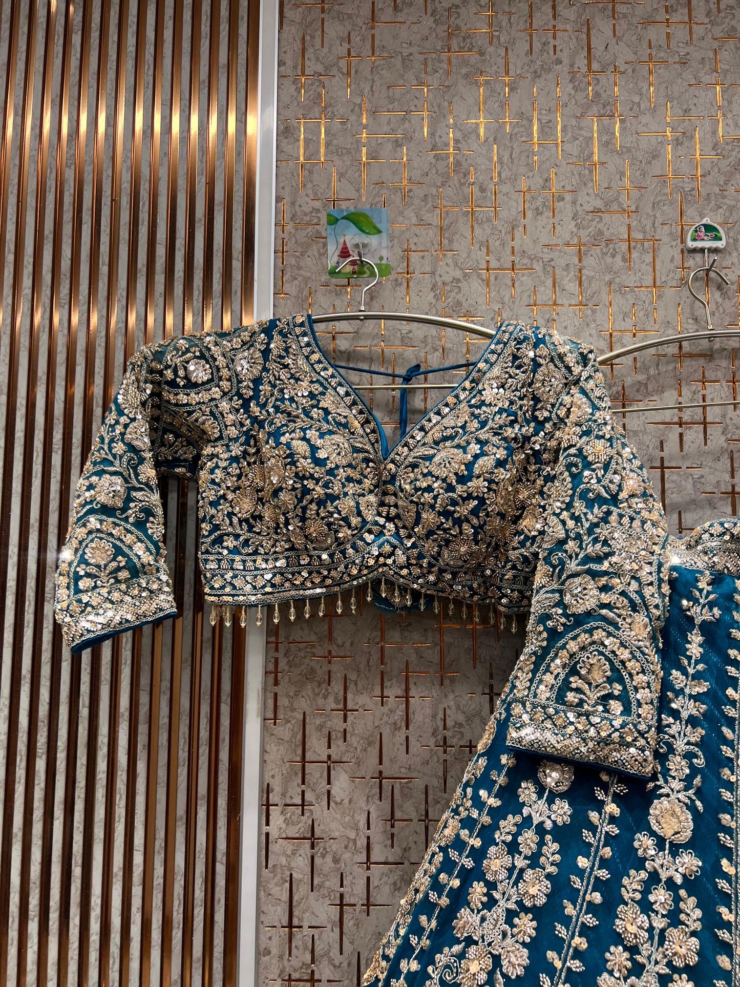 Fabulosa Lehenga corta color azul real.