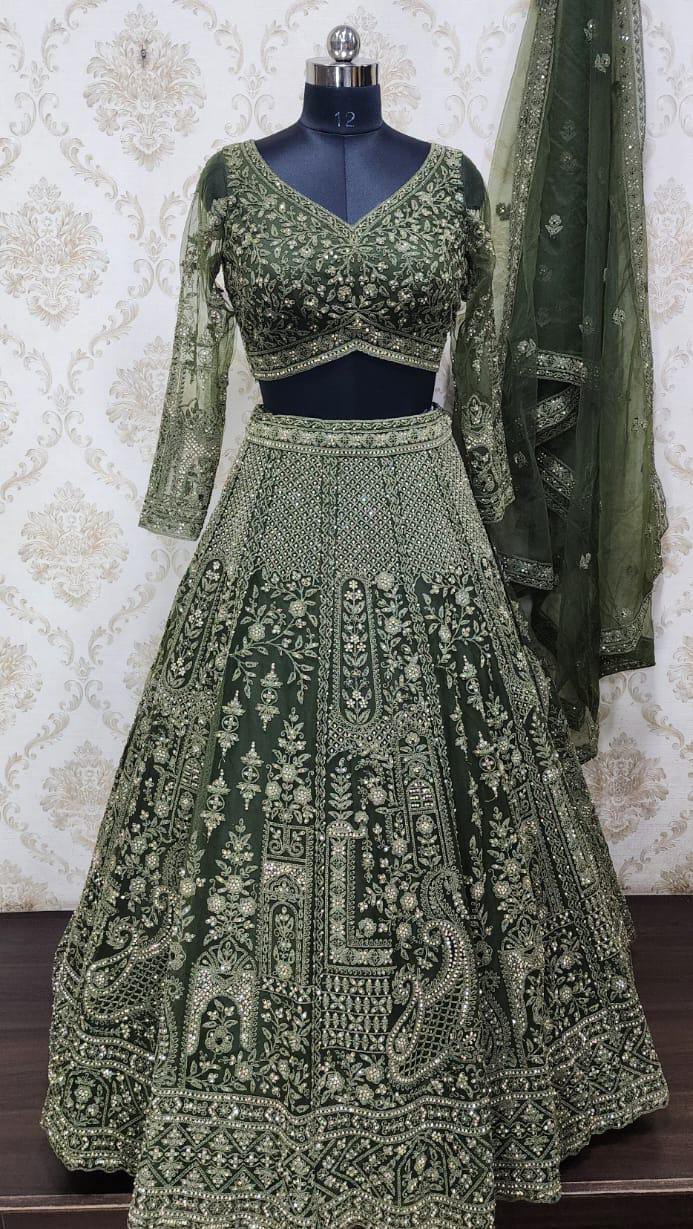Algo diferente. Top corto color verde oscuro. Lehenga.