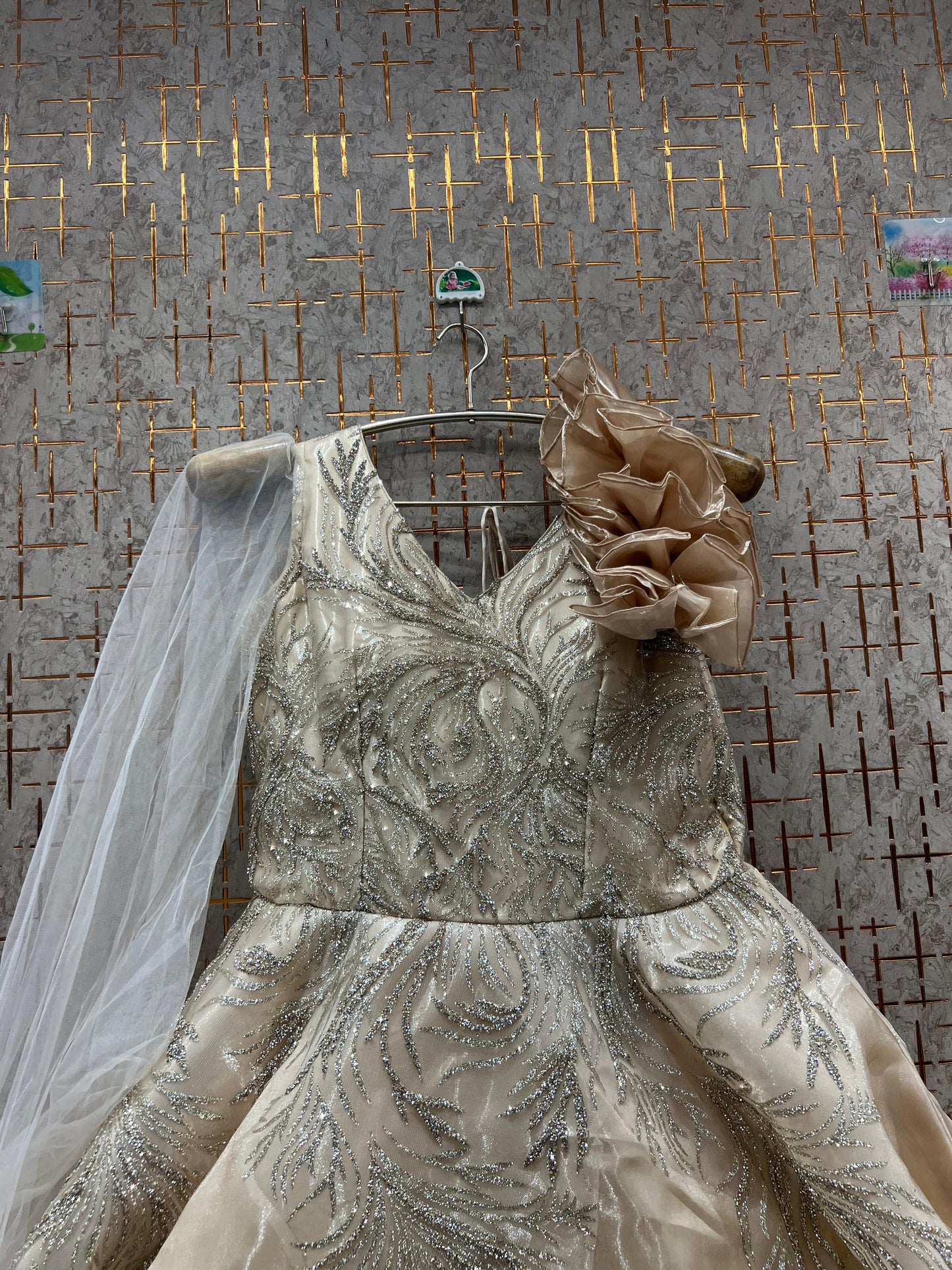 Vestido color marrón óxido de buena apariencia.