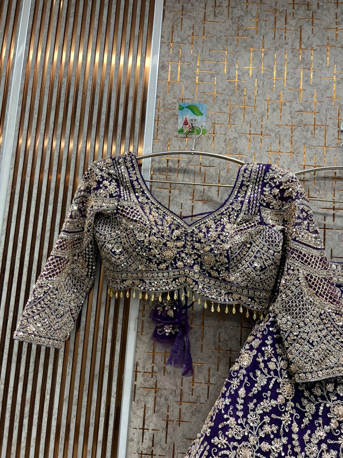 Fabuloso conjunto de top corto y falda Lehenga color azul cielo.