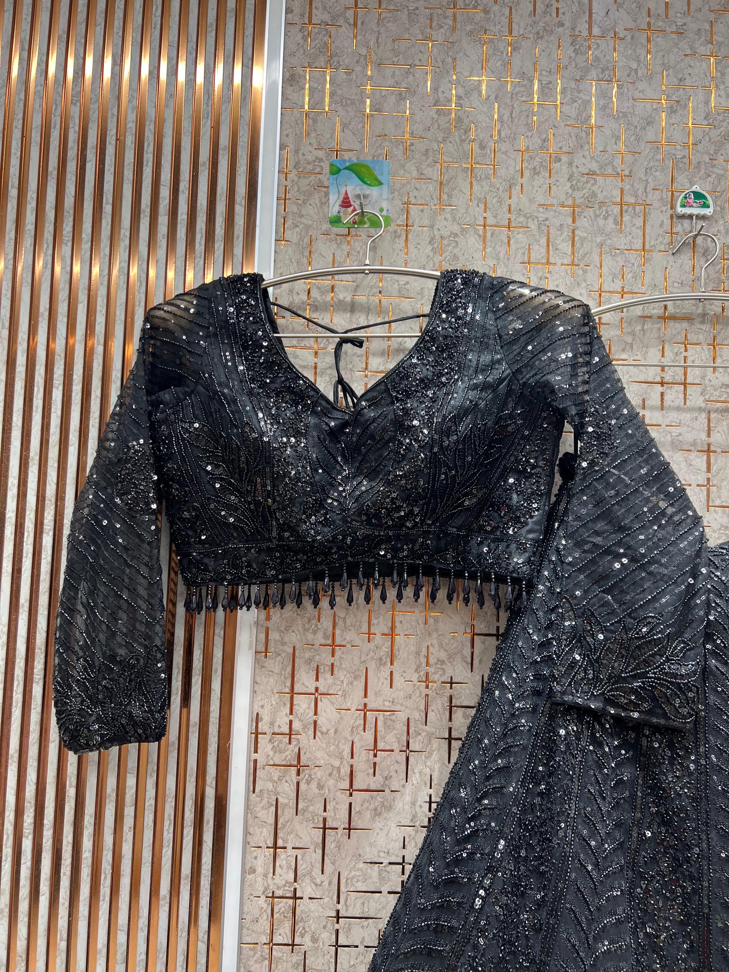 सजावटी सफेद रंग का मोनोक्रोम क्रॉप टॉप लेहंगा