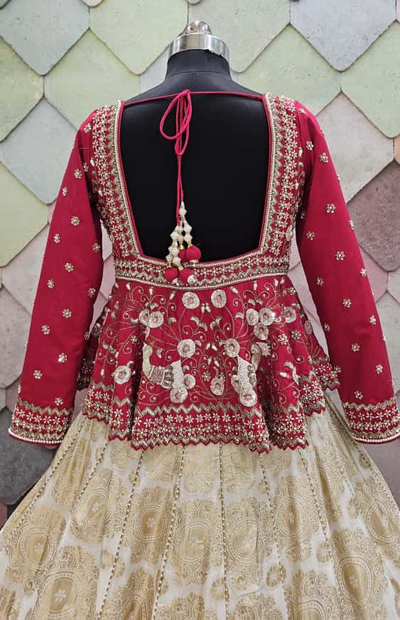 शुद्ध खांखीब बनारसी व्हाइट क्रॉप टॉप लेहंगा