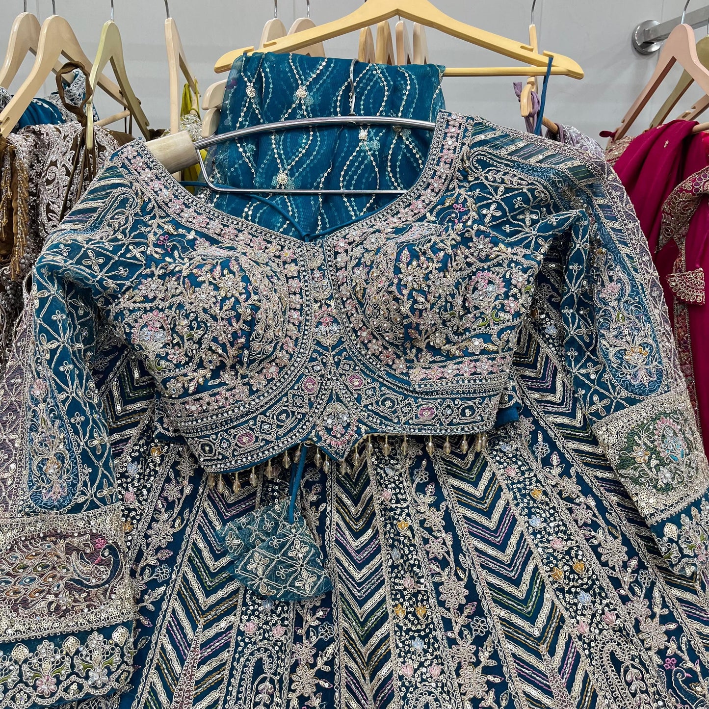 सुंदर दिखने वाला मोरपंखी बैंगनी क्रॉप टॉप लहंगा