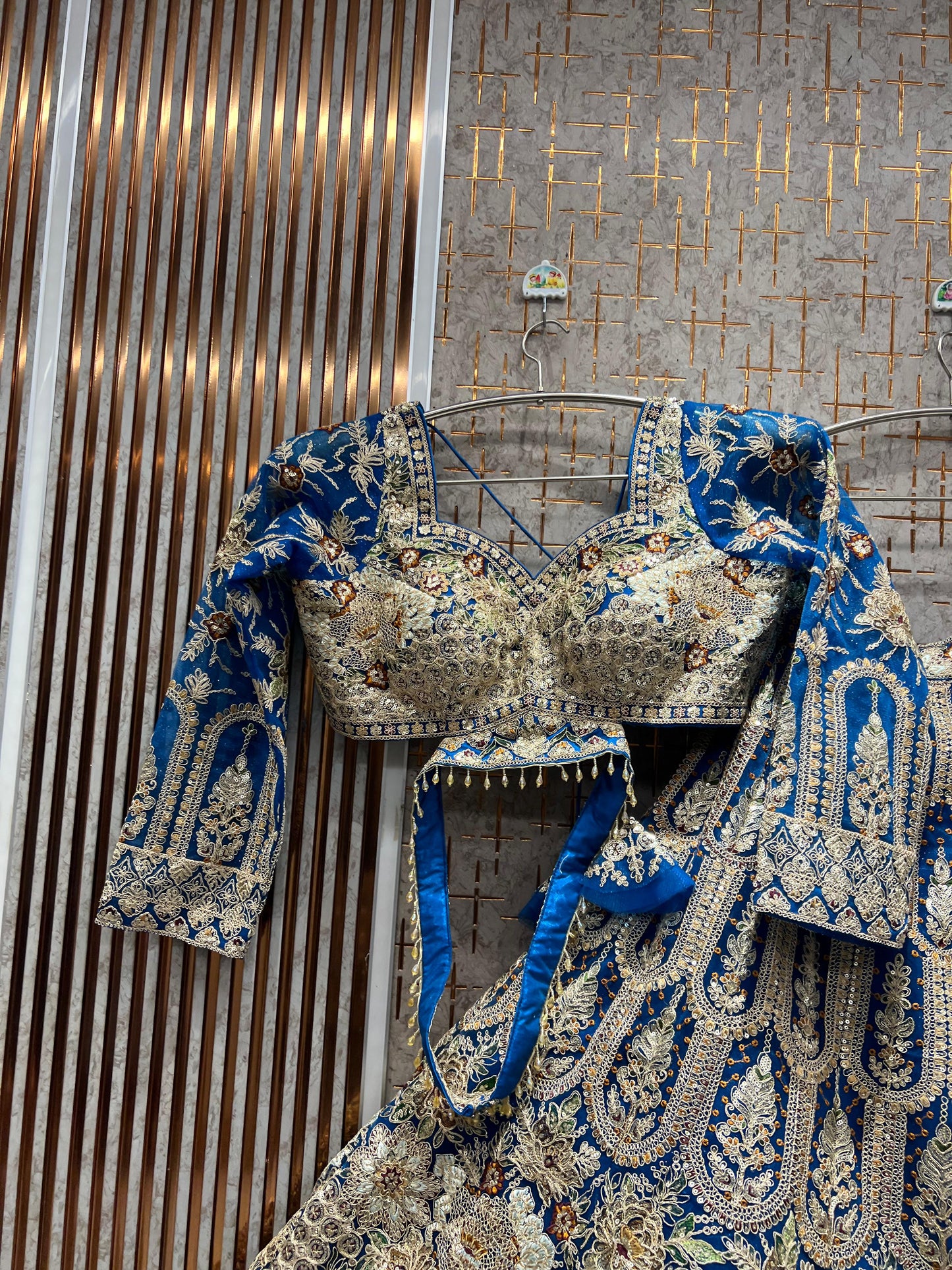 मनमोहक हॉट पिंक मोर क्रॉप टॉप लहंगा