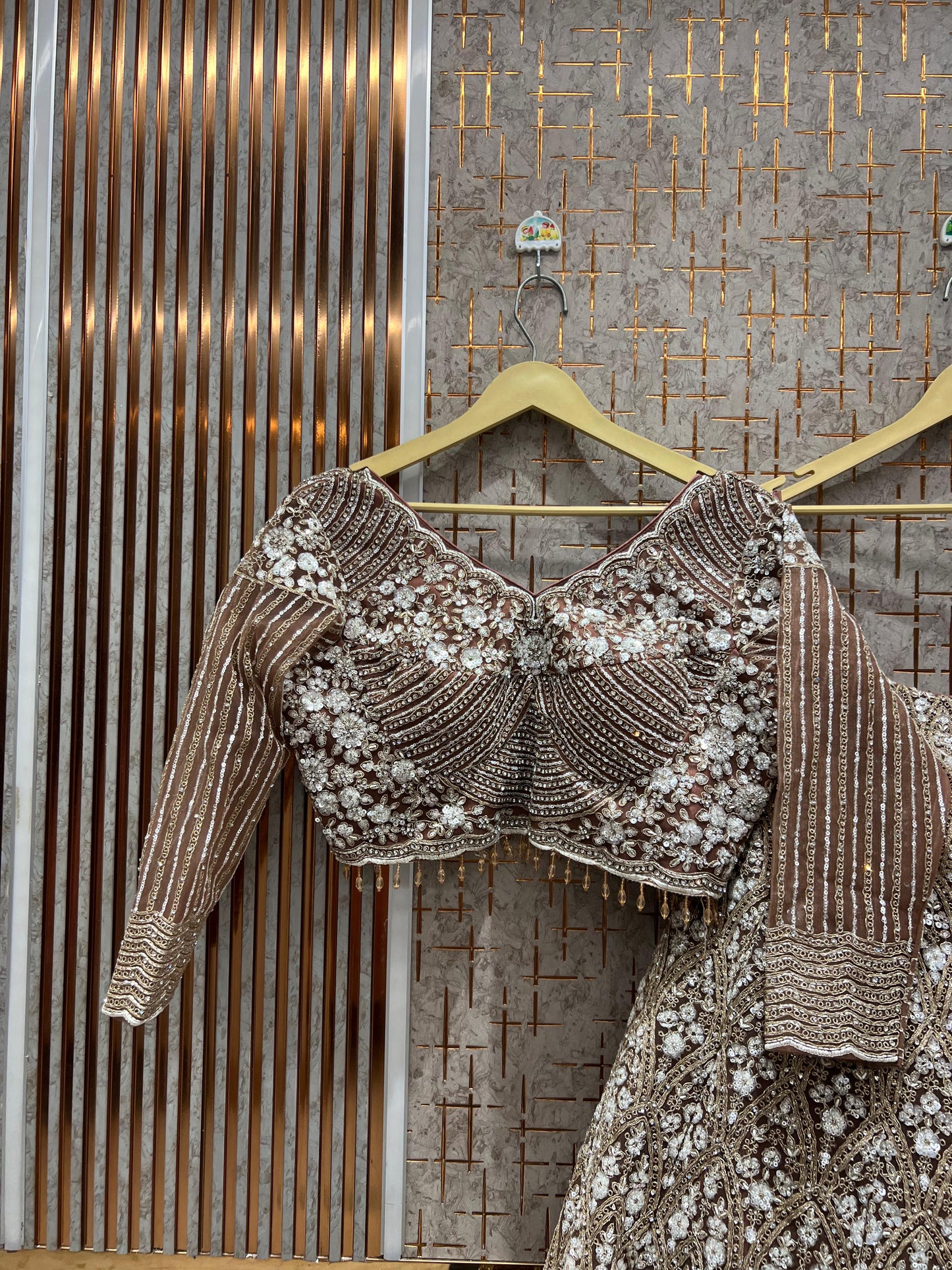 शानदार पीच बेज ब्राउन क्रॉप टॉप लहंगा