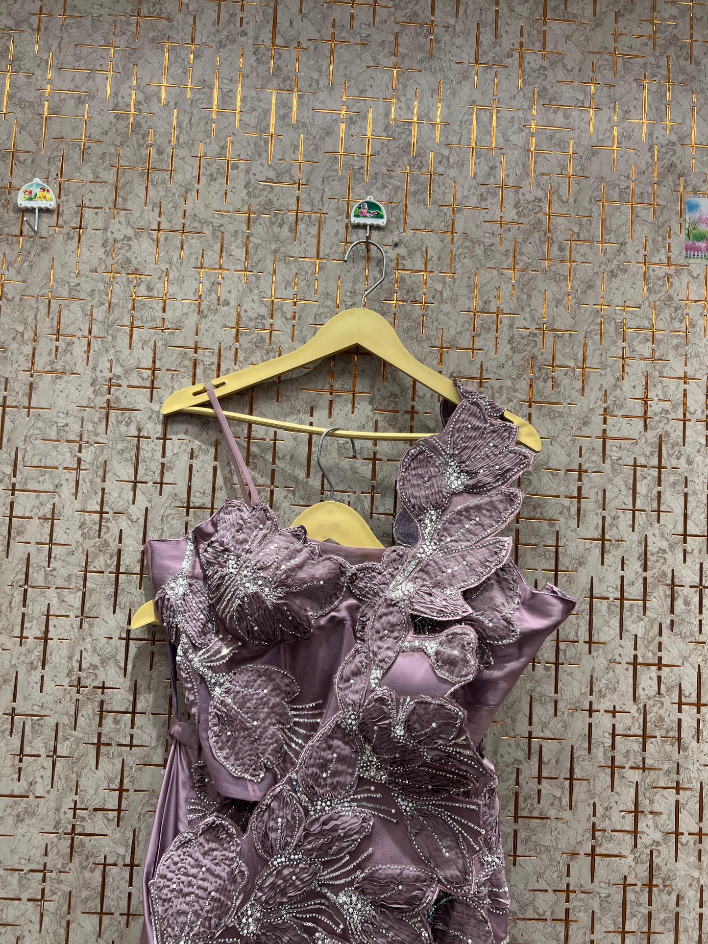 जबरदस्त गुलाबी गाउन