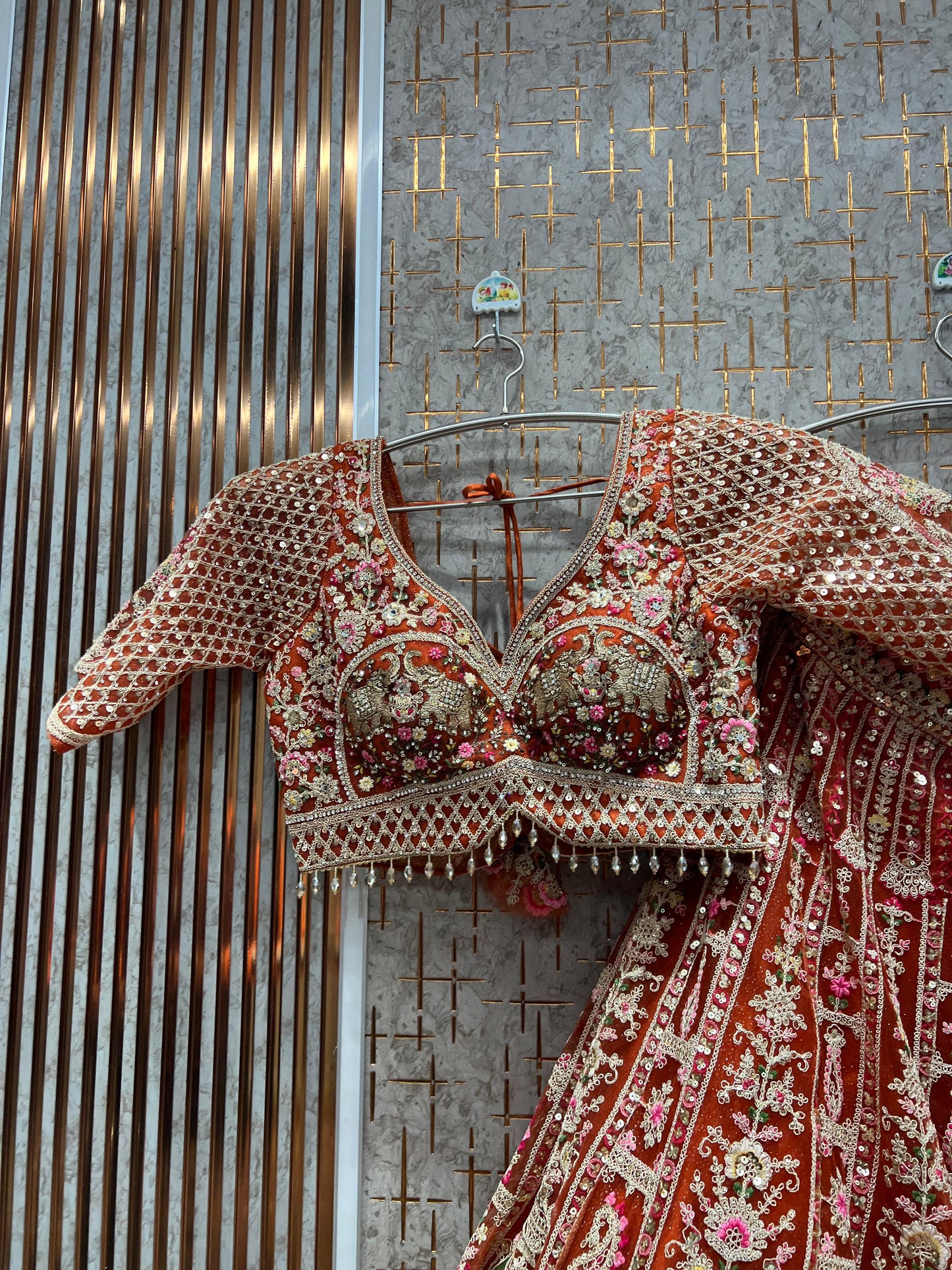 गुलाबी रंग का आकर्षक रेडी-टू-वियर क्रॉप टॉप लहंगा