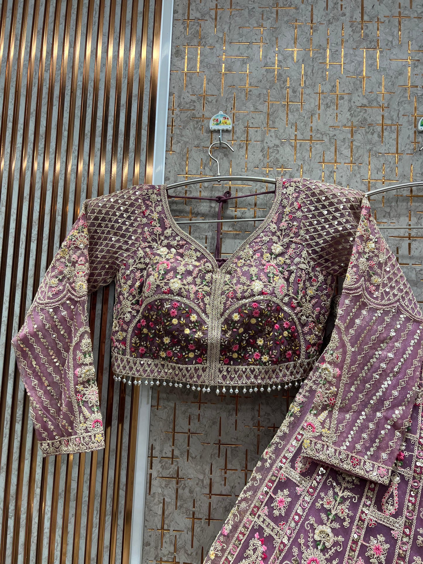 शानदार नारंगी रंग का रेडी-टू-वियर क्रॉप टॉप लहंगा