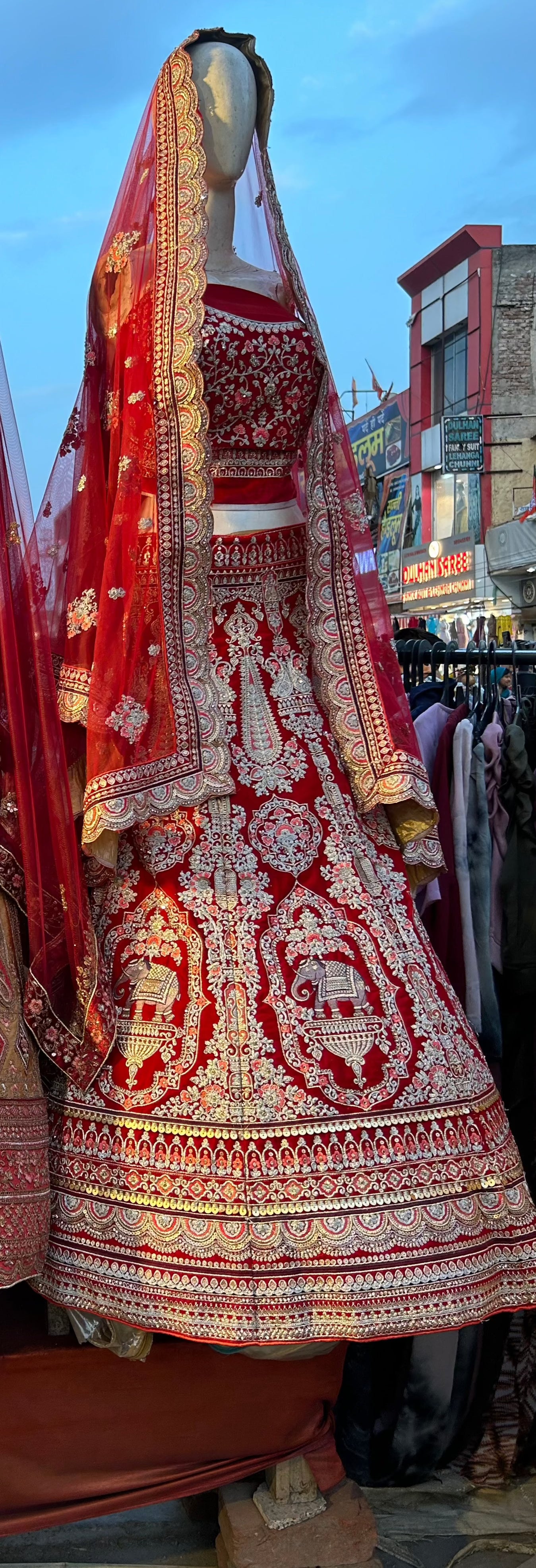 Impresionante elefante rojo Gajraj Gajab Lehenga