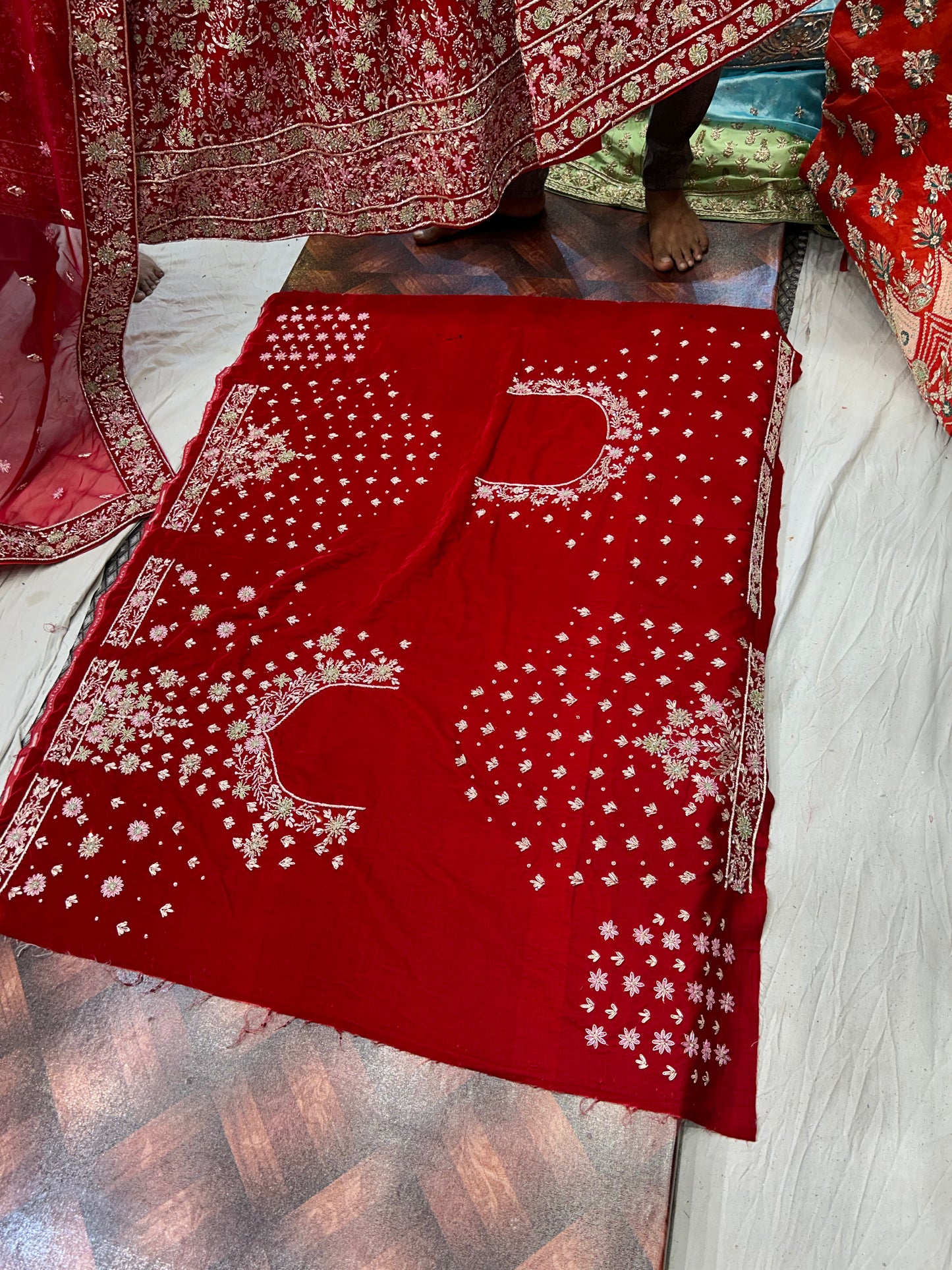 Fantástica lehenga hecha a mano en rojo