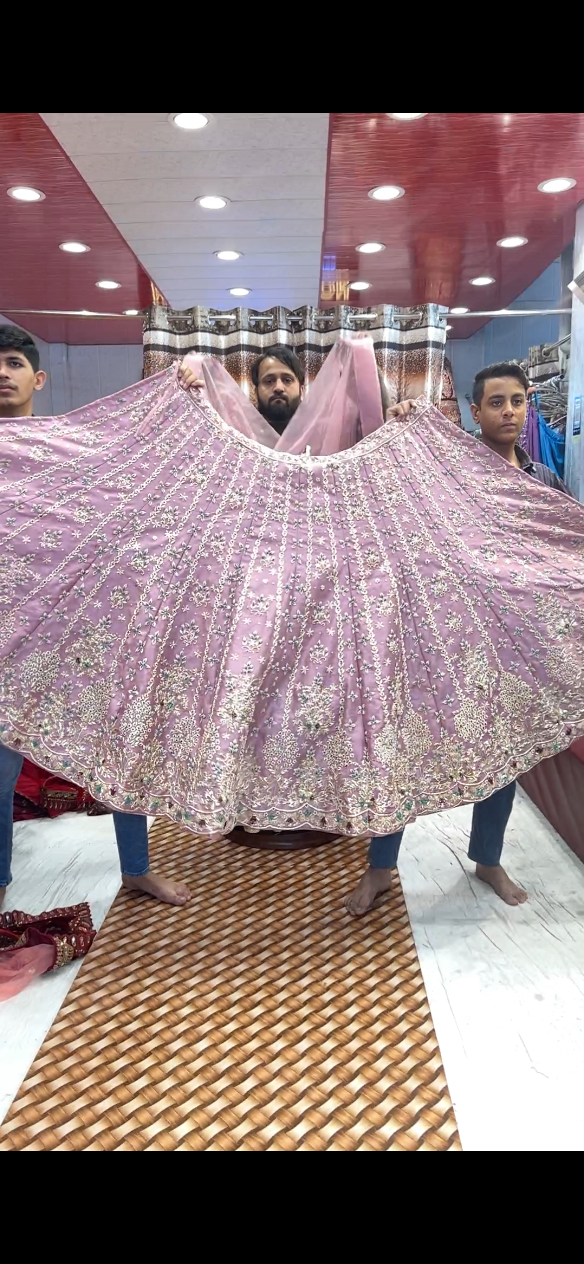 Lehenga de seda color rosa bebé hecha a mano