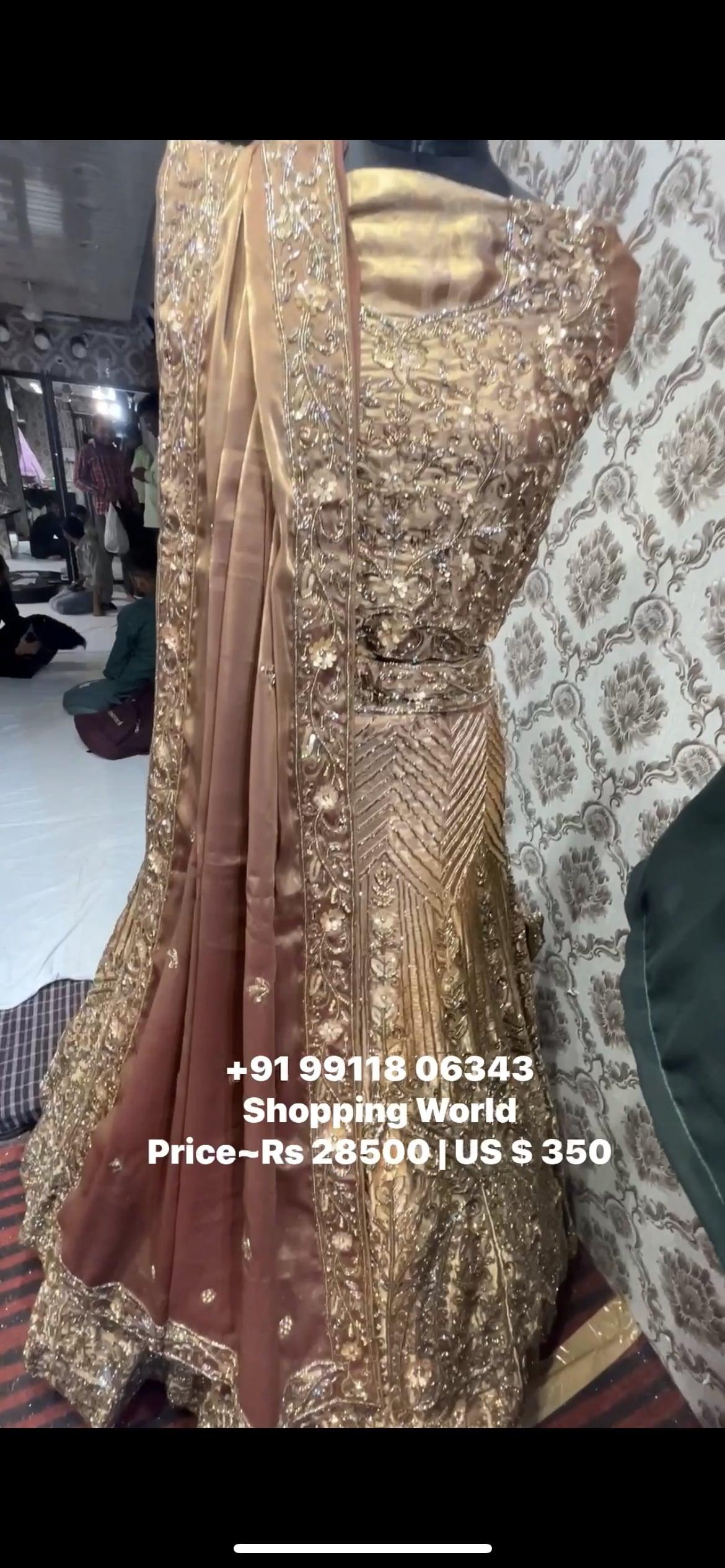 Lehanga impresionante adornada con oro