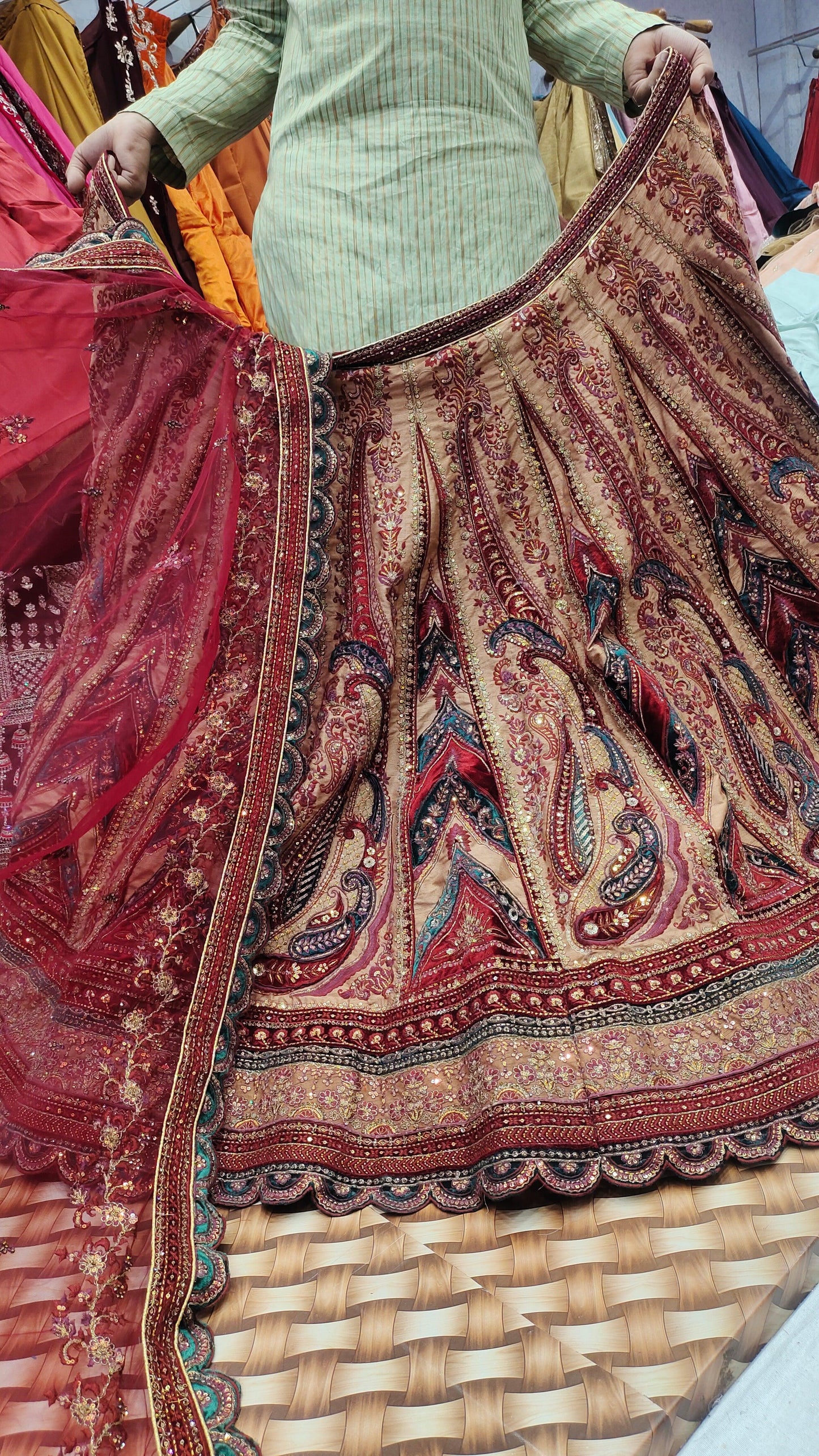 Impresionante Multi Kali meroon Lehanga