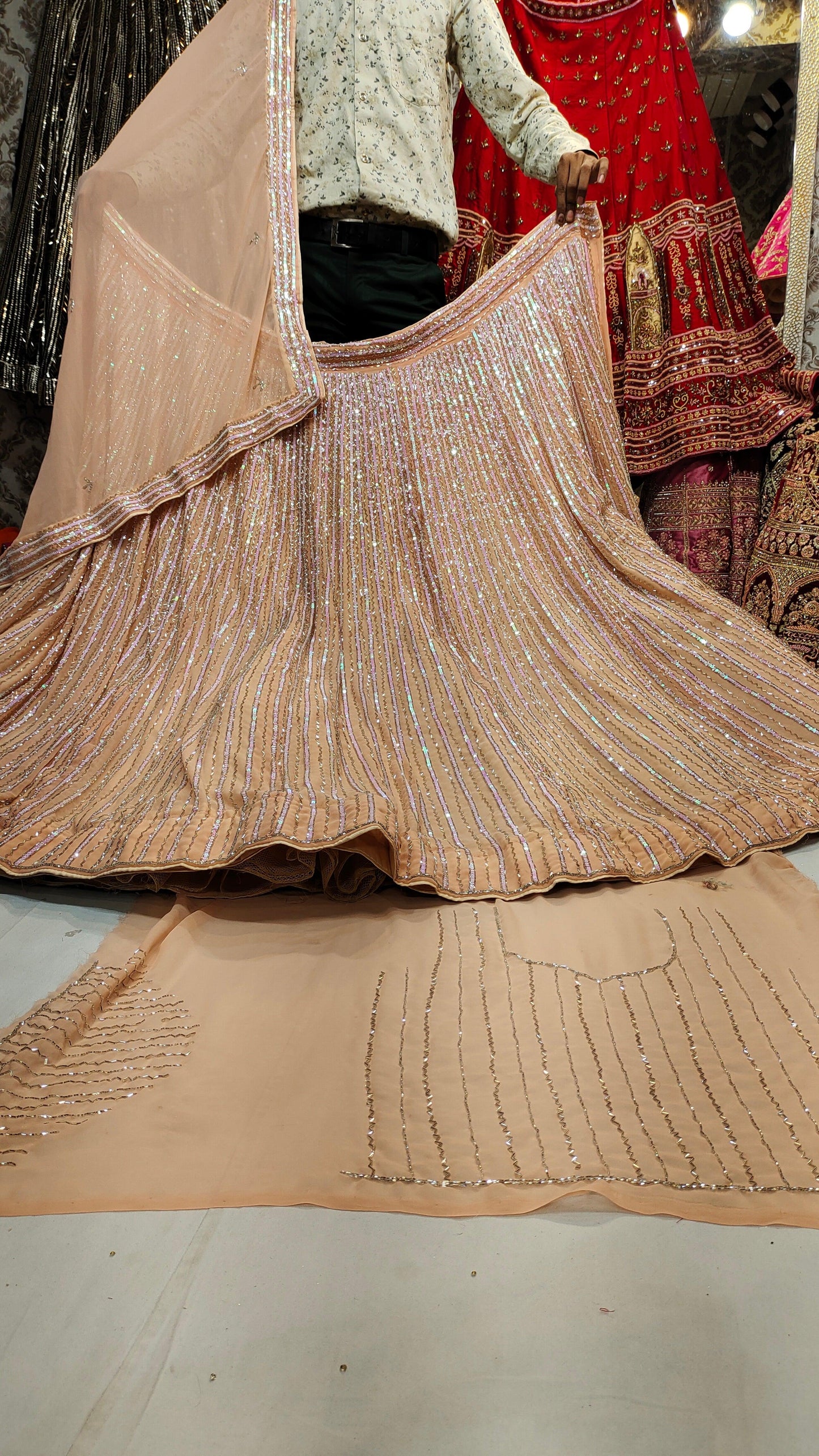 Lehenga de melocotón hecha a mano con secuencia