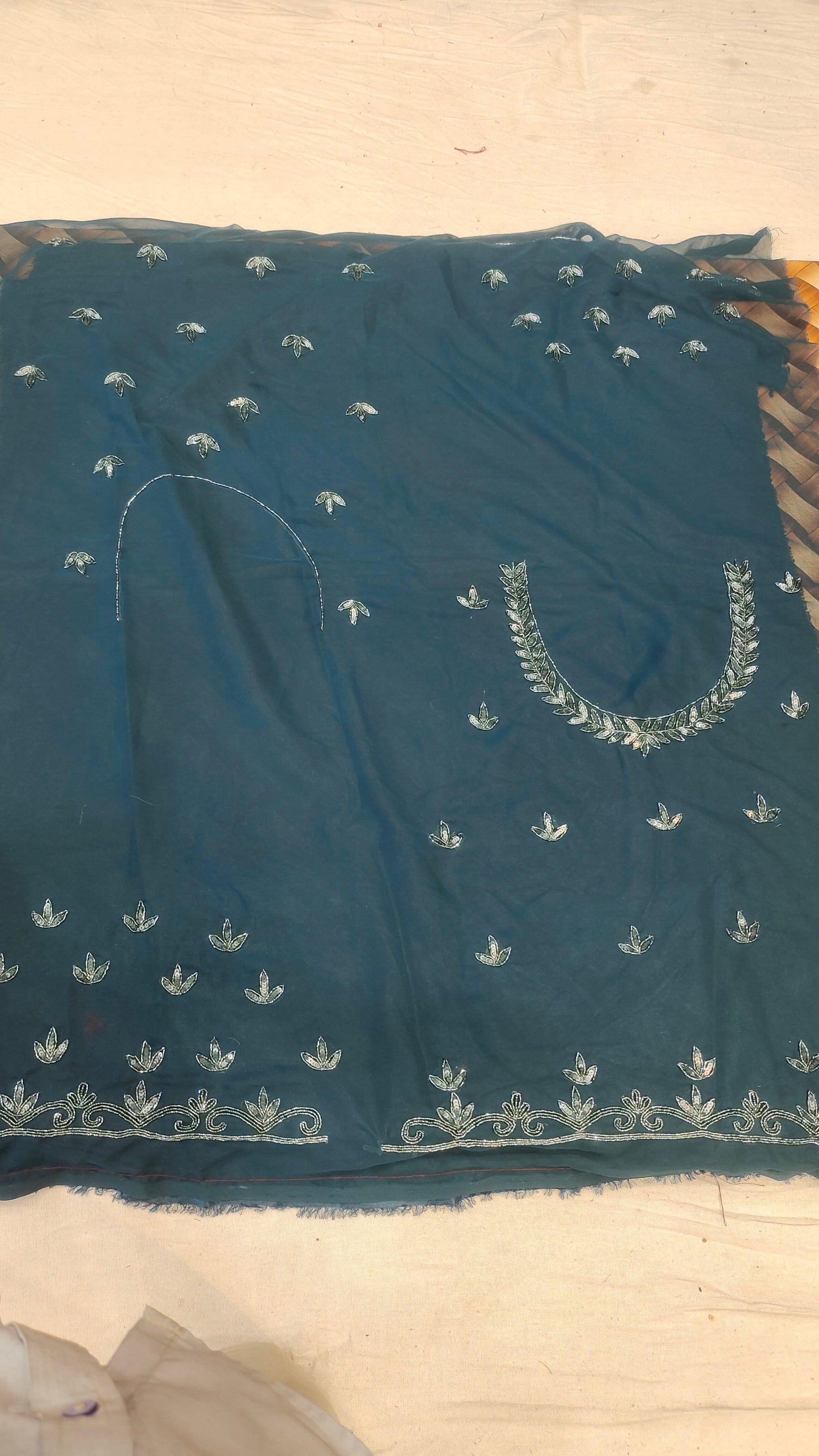 शानदार नीला लहंगा