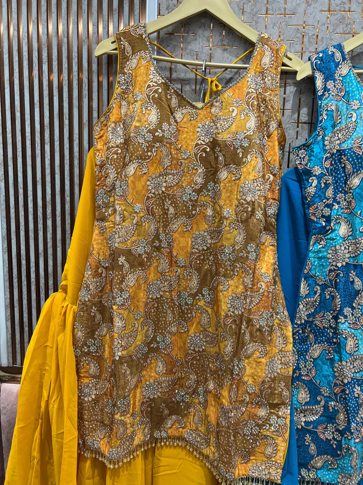 सुंदर पीले सरसों गुलाबी नीले रंग का श्रग ड्रेस