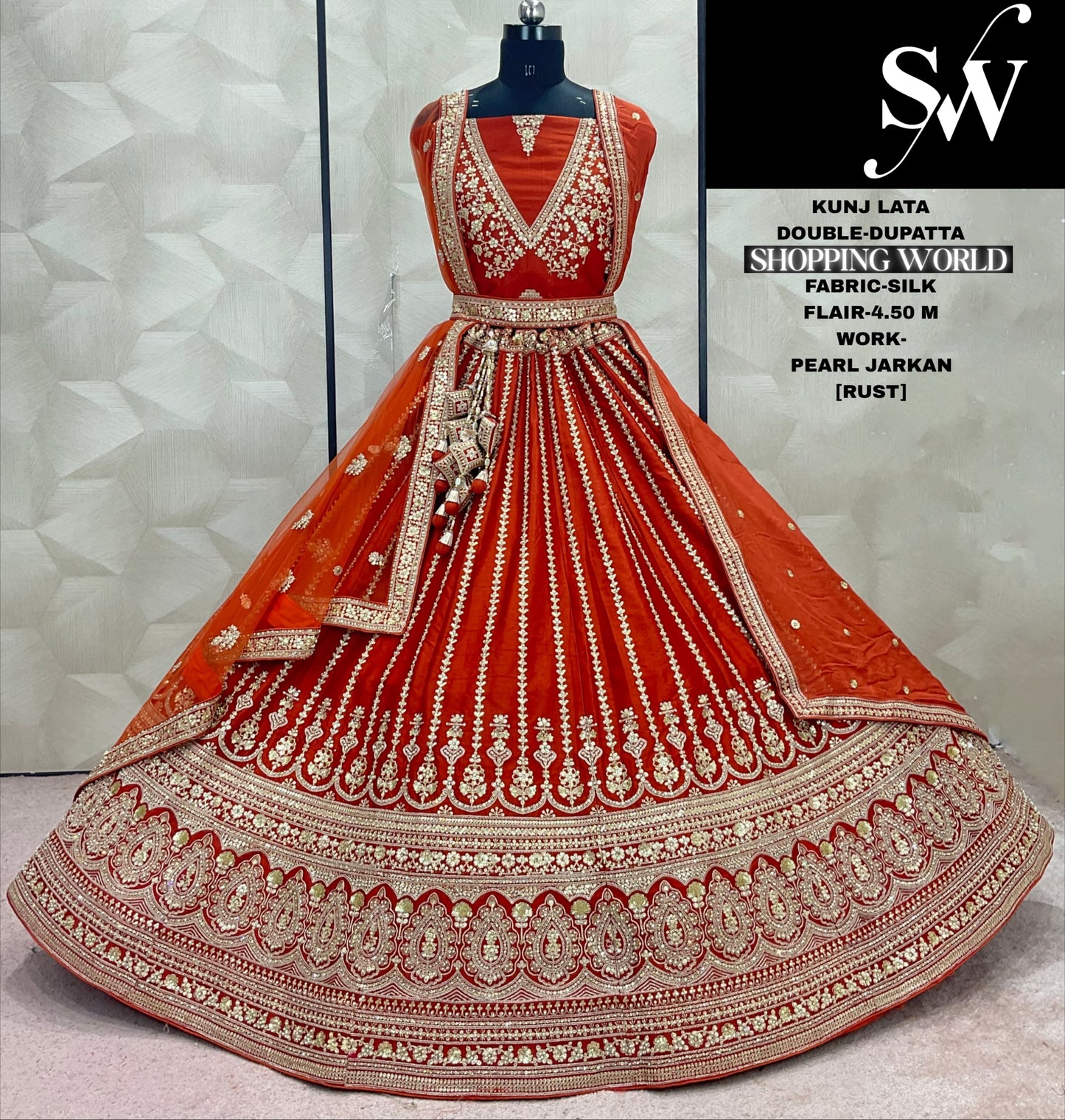 Precioso Lehenga de novia de seda Sabyasachi con doble dupatta rojo.