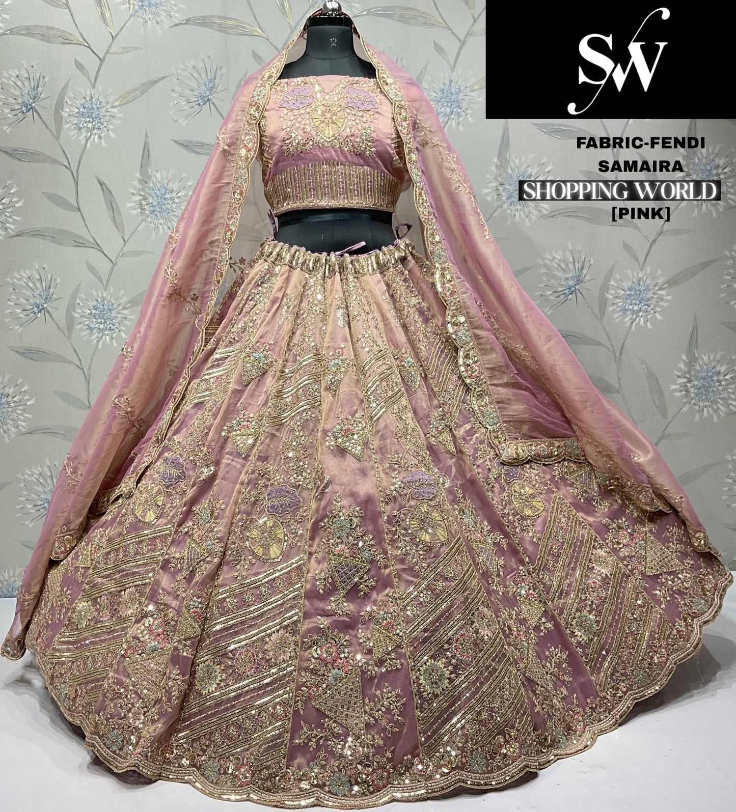 Lehenga Fendi color melocotón con adornos.