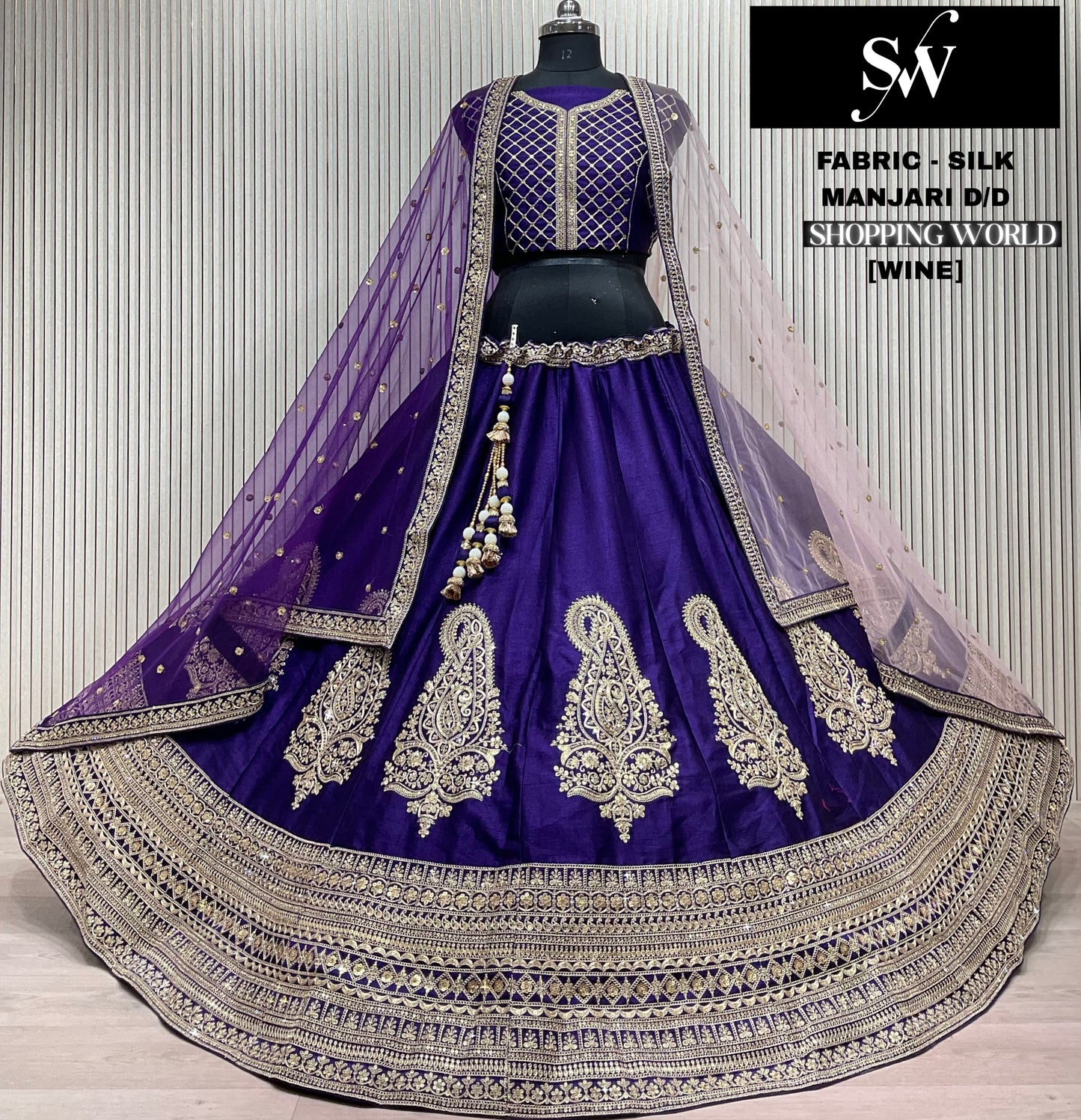 भव्य रानी गुलाबी रंग का सिल्क लहंगा