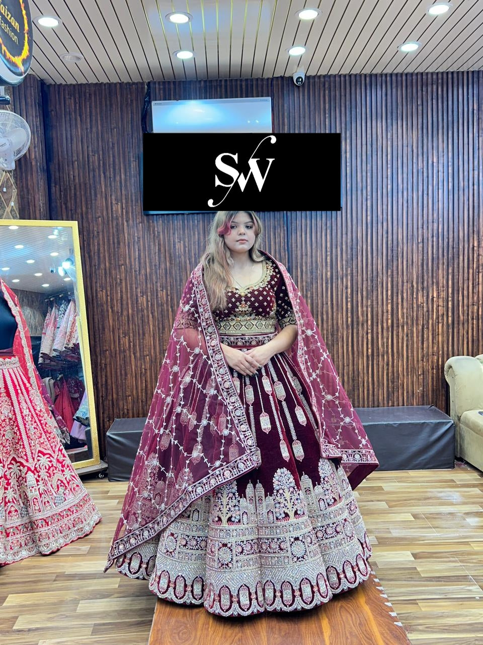 मरून बॉल ब्राइडल लहंगा (संतुष्ट ग्राहक)