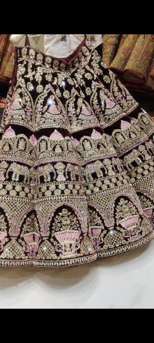 Lehenga de color granate hecha a mano