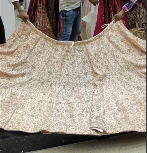 Lehenga hecha a mano con dabka de melocotón
