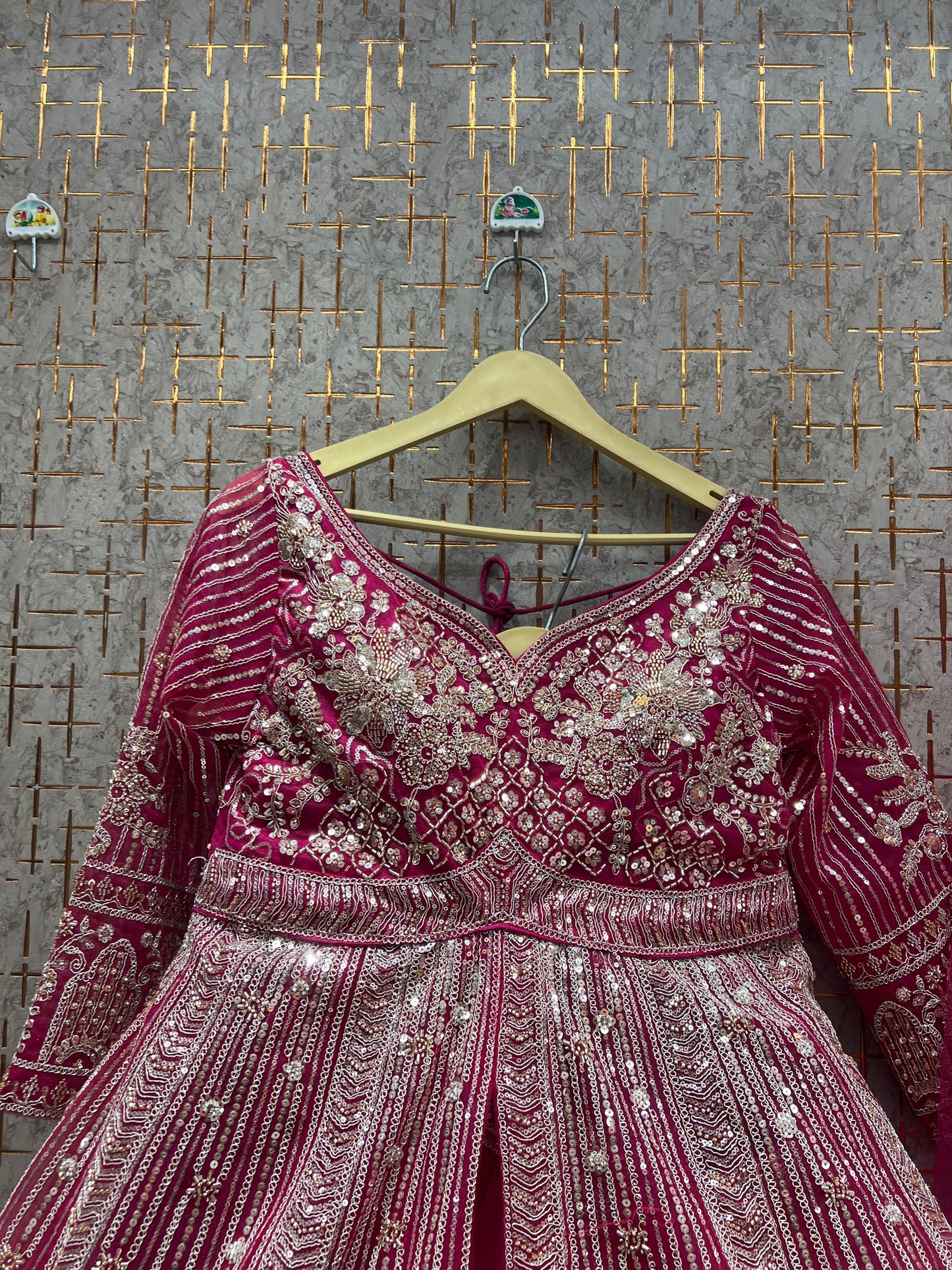 فستان العروس الهندي الخاص باللون البيج الذهبي Farshi garara