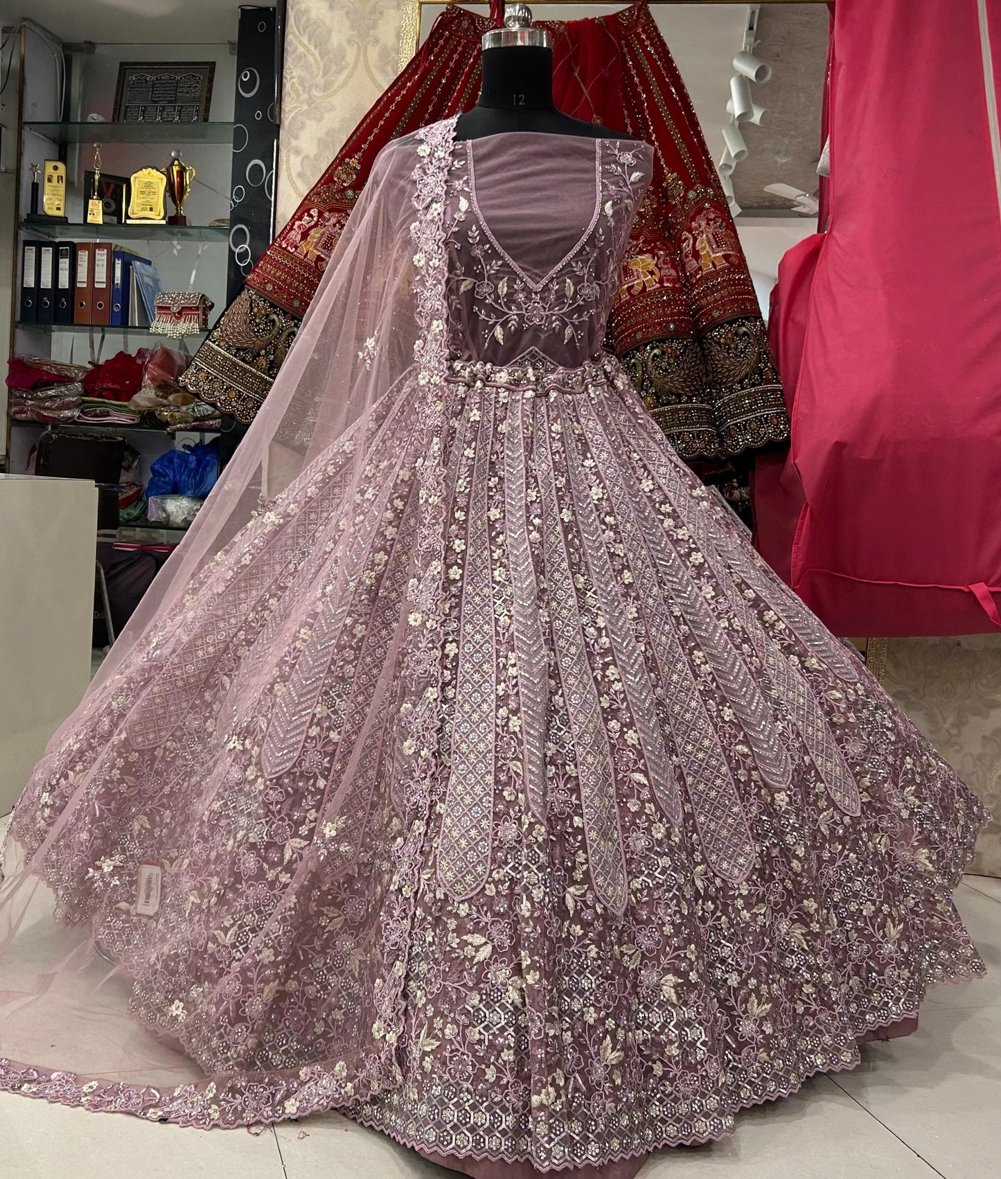 सुंदर बैंगनी गुलाबी पुष्प लहंगा