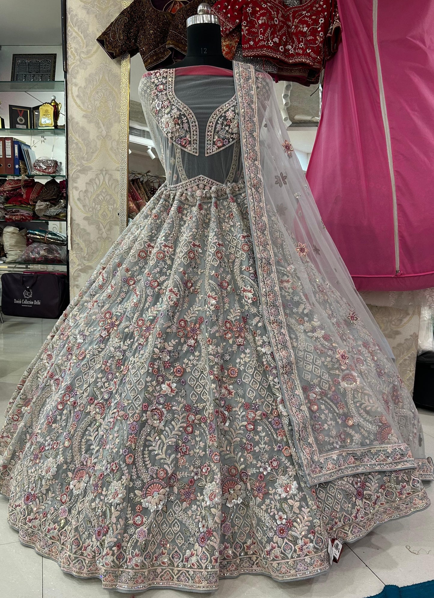 कुछ अलग आसमानी नीला गुलाबी बकाइन फूलों वाला लहंगा