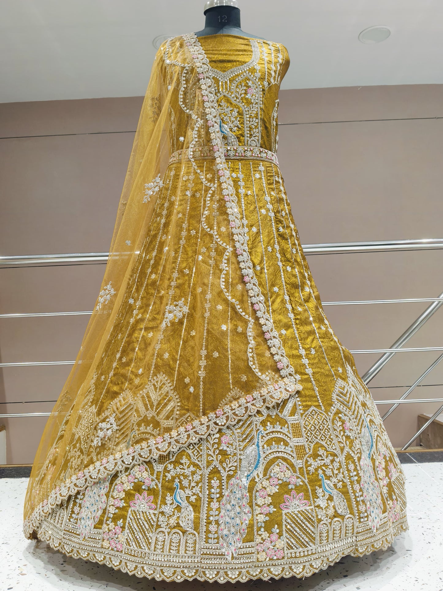 إرضاء lehenga الذهبي الصفراء