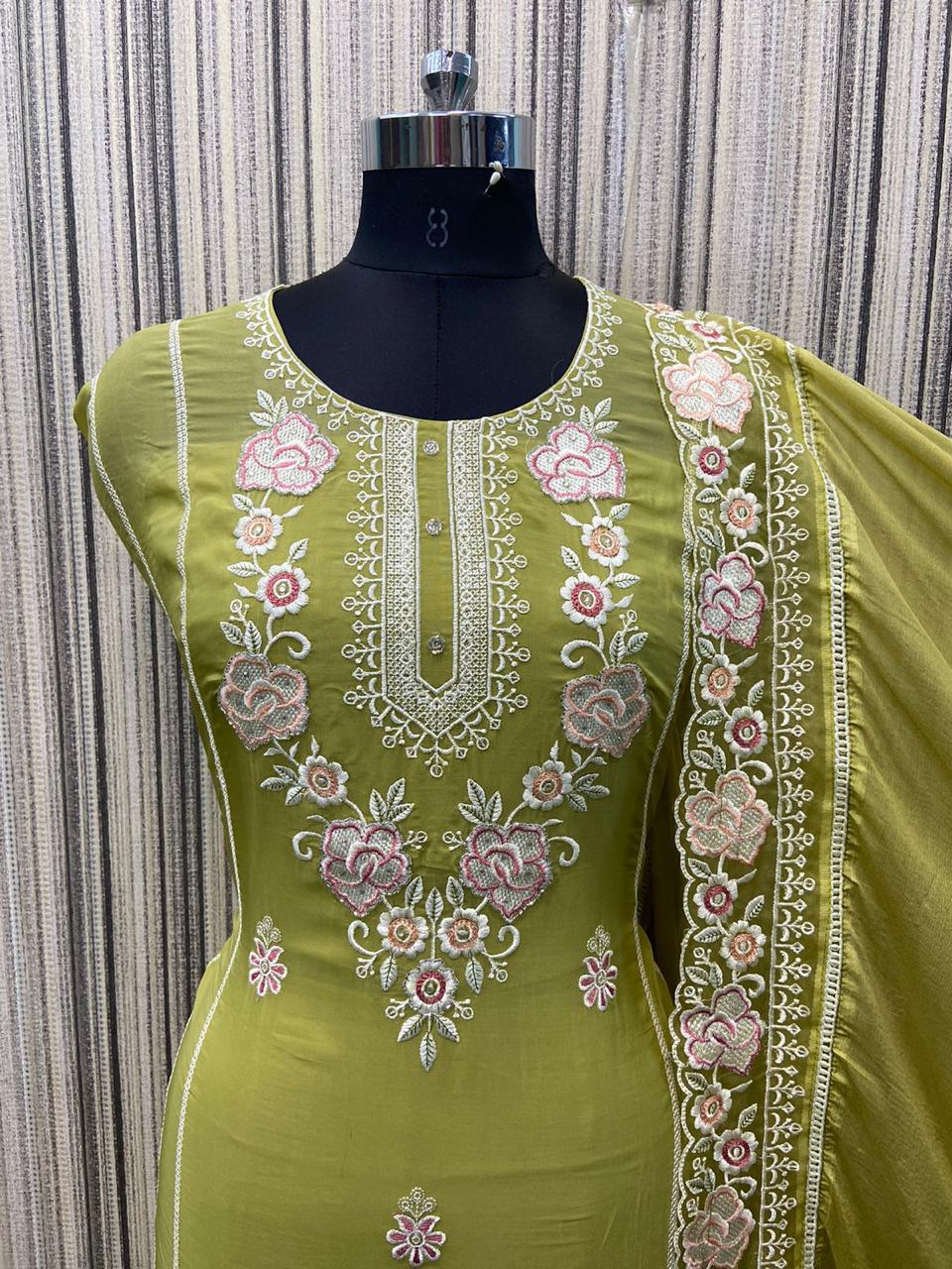 शानदार हरे रंग का लेडीज़ सूट