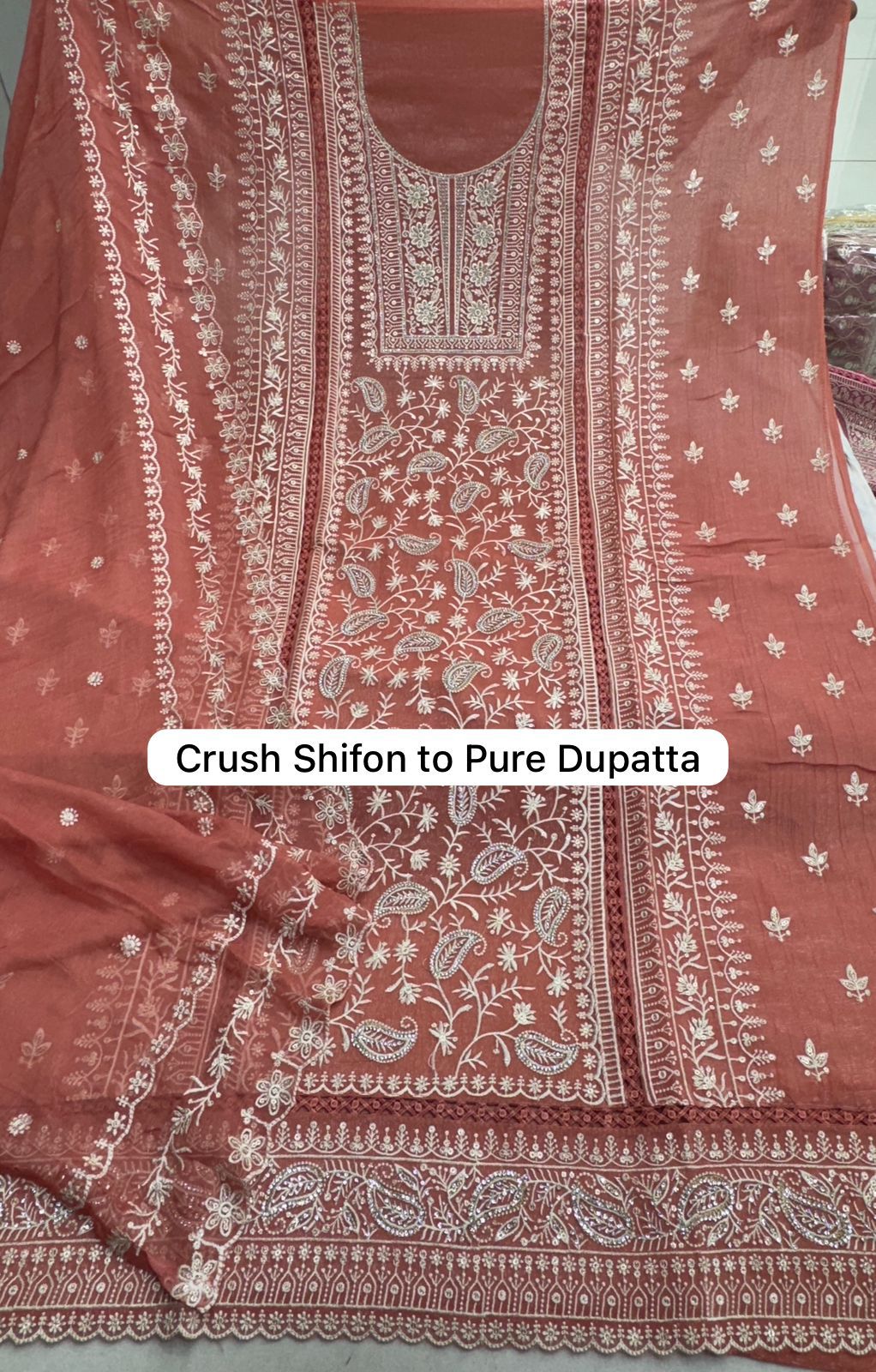 अच्छी दिखने वाली नारंगी शिफॉन महिलाओं की अनस्टिच्ड सलवार सूट ड्रेस सामग्री (फ्री साइज़)