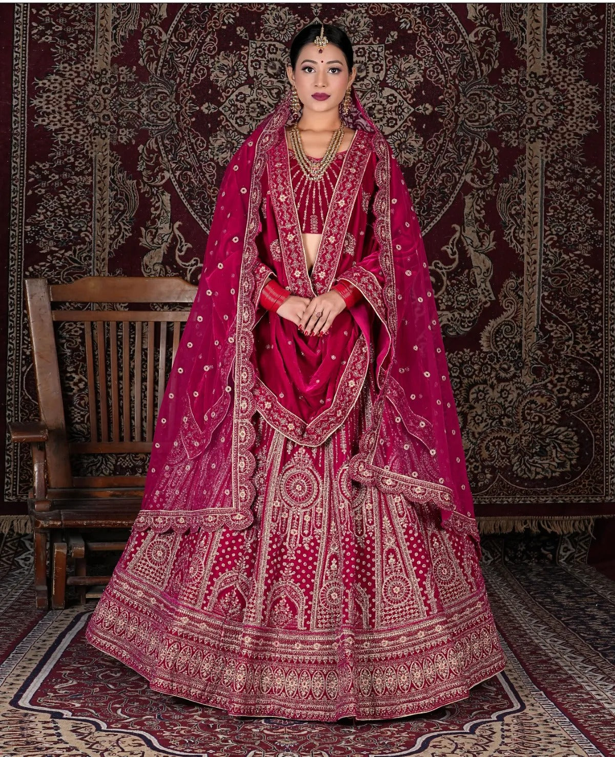 Lehenga nupcial de diseño en color granate con doble duptta