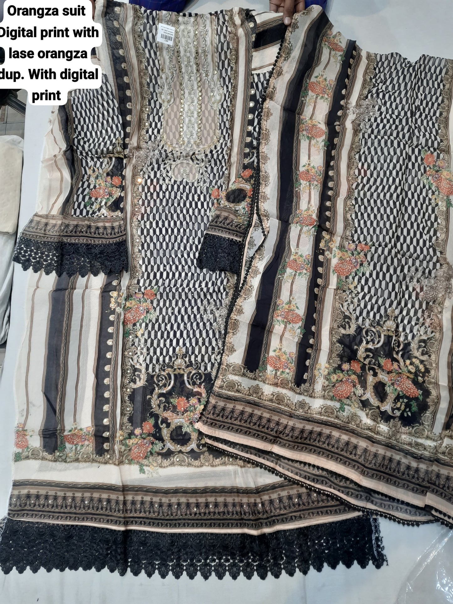 भव्य काले और सफेद ऑर्गेना अनस्टिच्ड सलवार सूट ड्रेस सामग्री (फ्री साइज़)